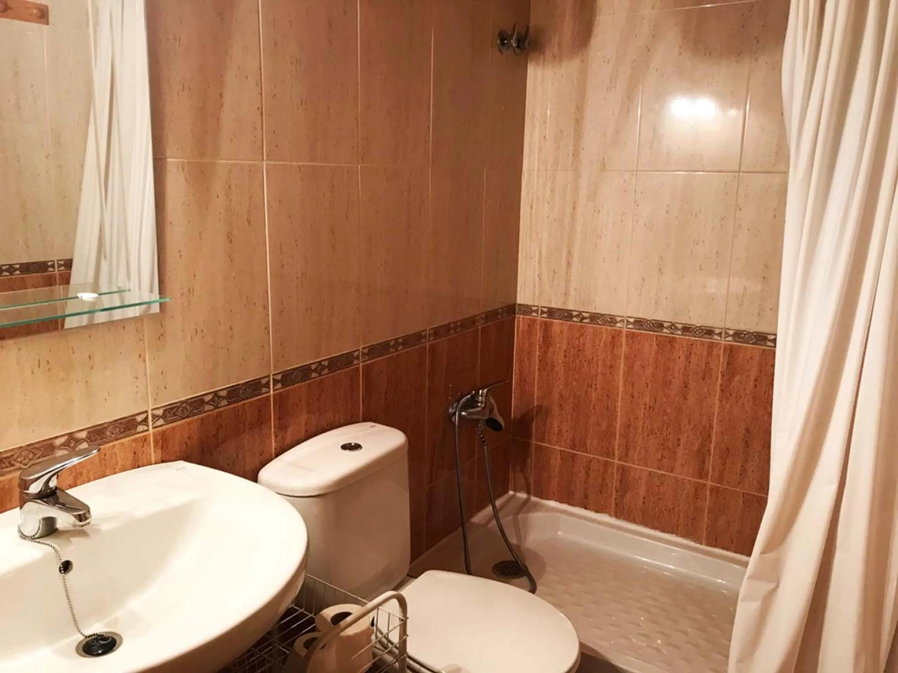 Shower in Apartamentos Canfranc 3000