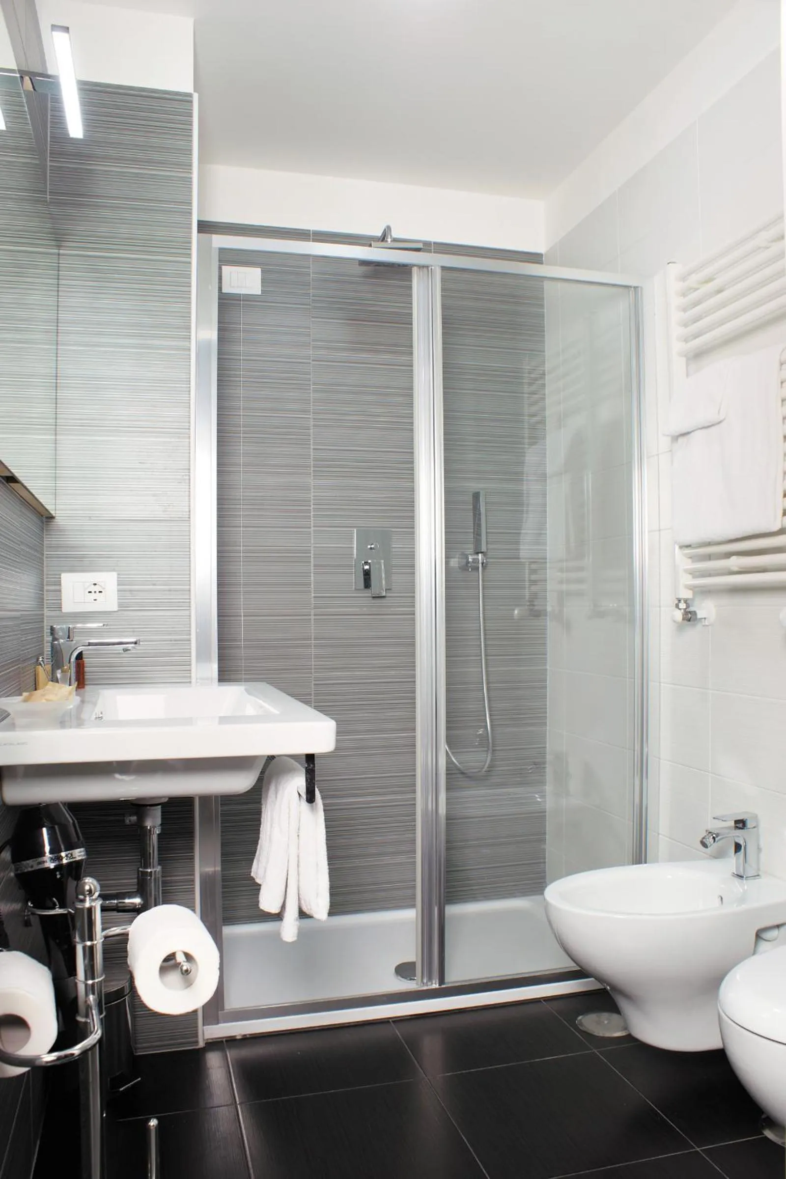 Shower in Hotel Leopardi