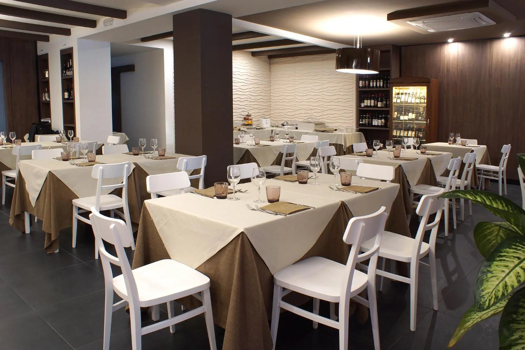 Restaurant/places to eat in Hotel Leopardi