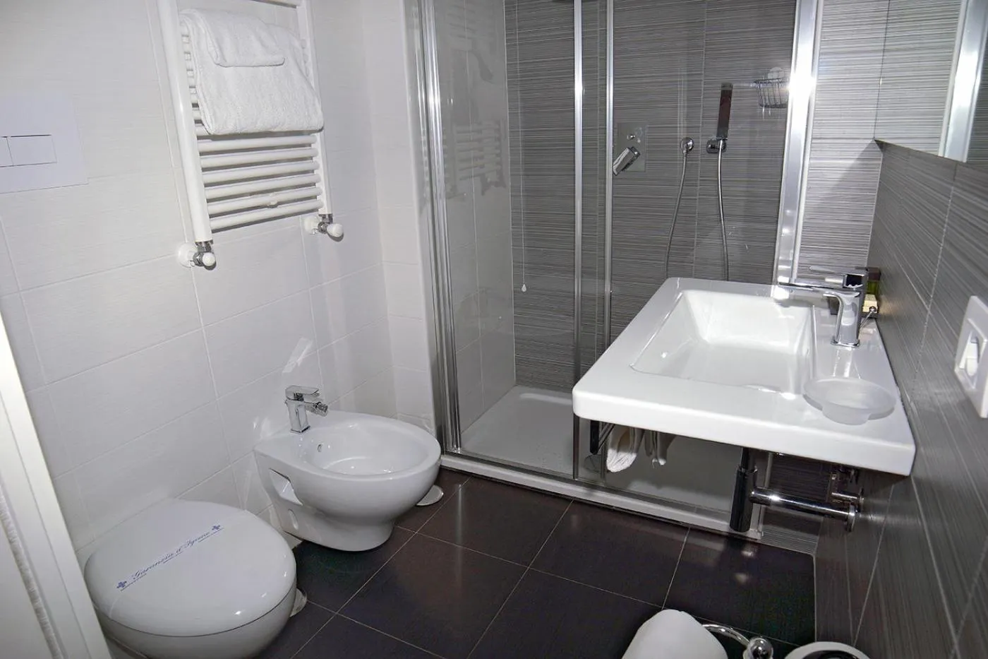 Bathroom in Hotel Leopardi