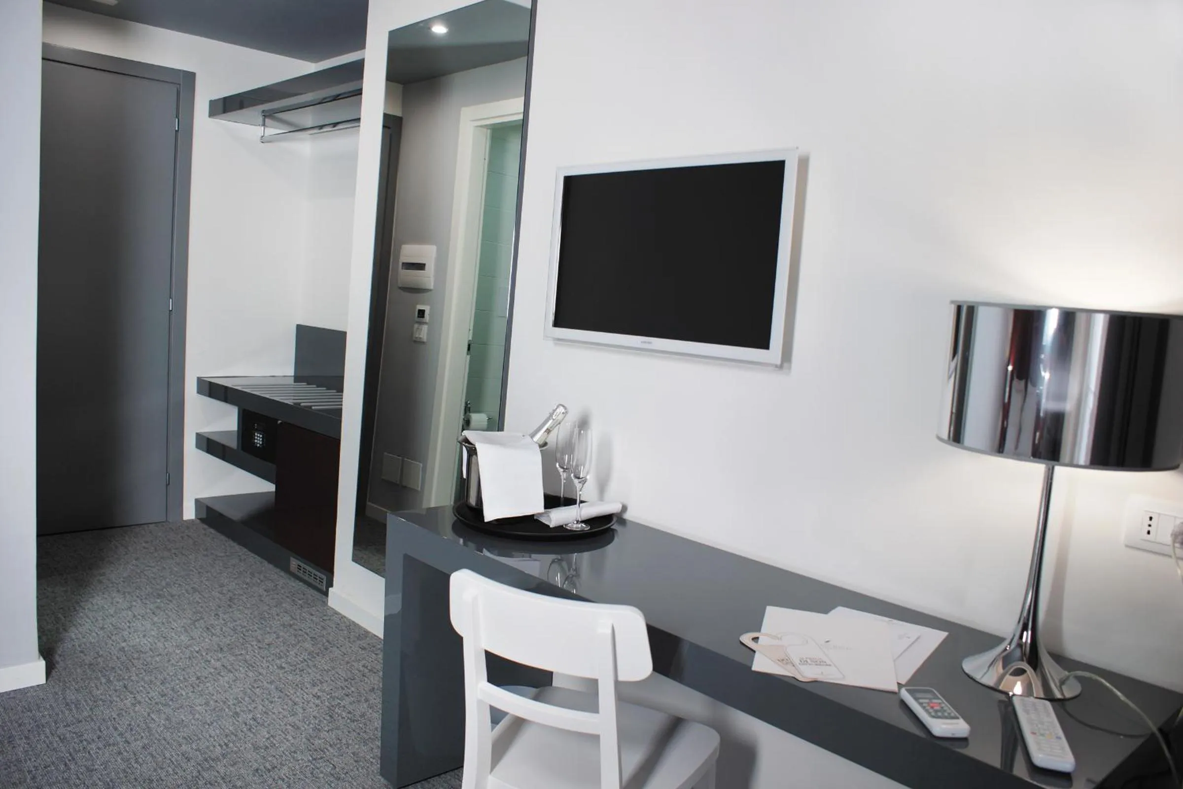 Photo of the whole room in Hotel Leopardi