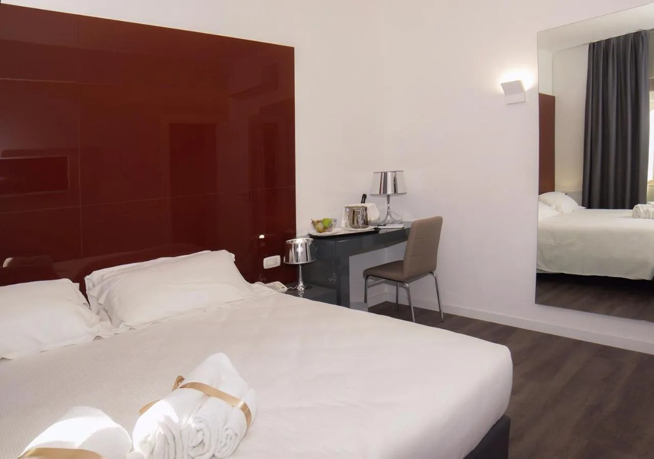 Bedroom, Bed in Hotel Leopardi