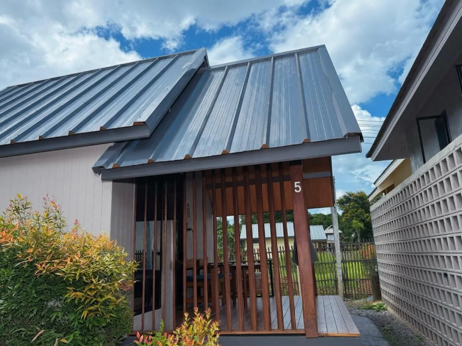 Property building in Pai Nam Now