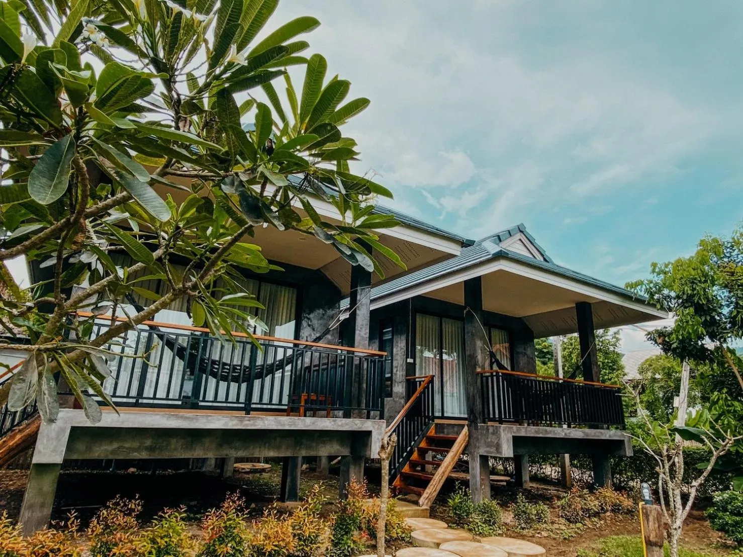 Property building in Pai Nam Now