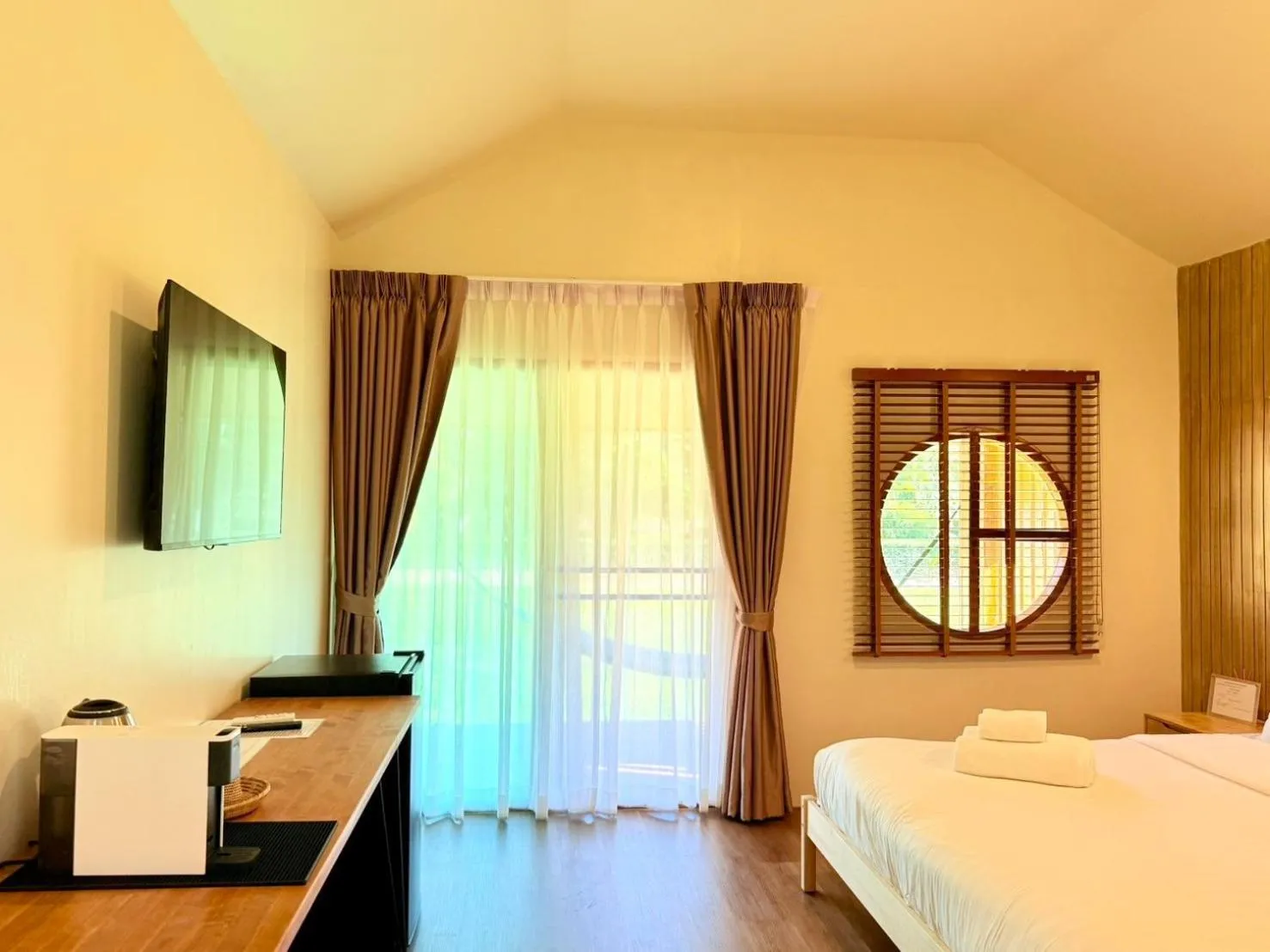 Photo of the whole room, Bed in Pai Nam Now