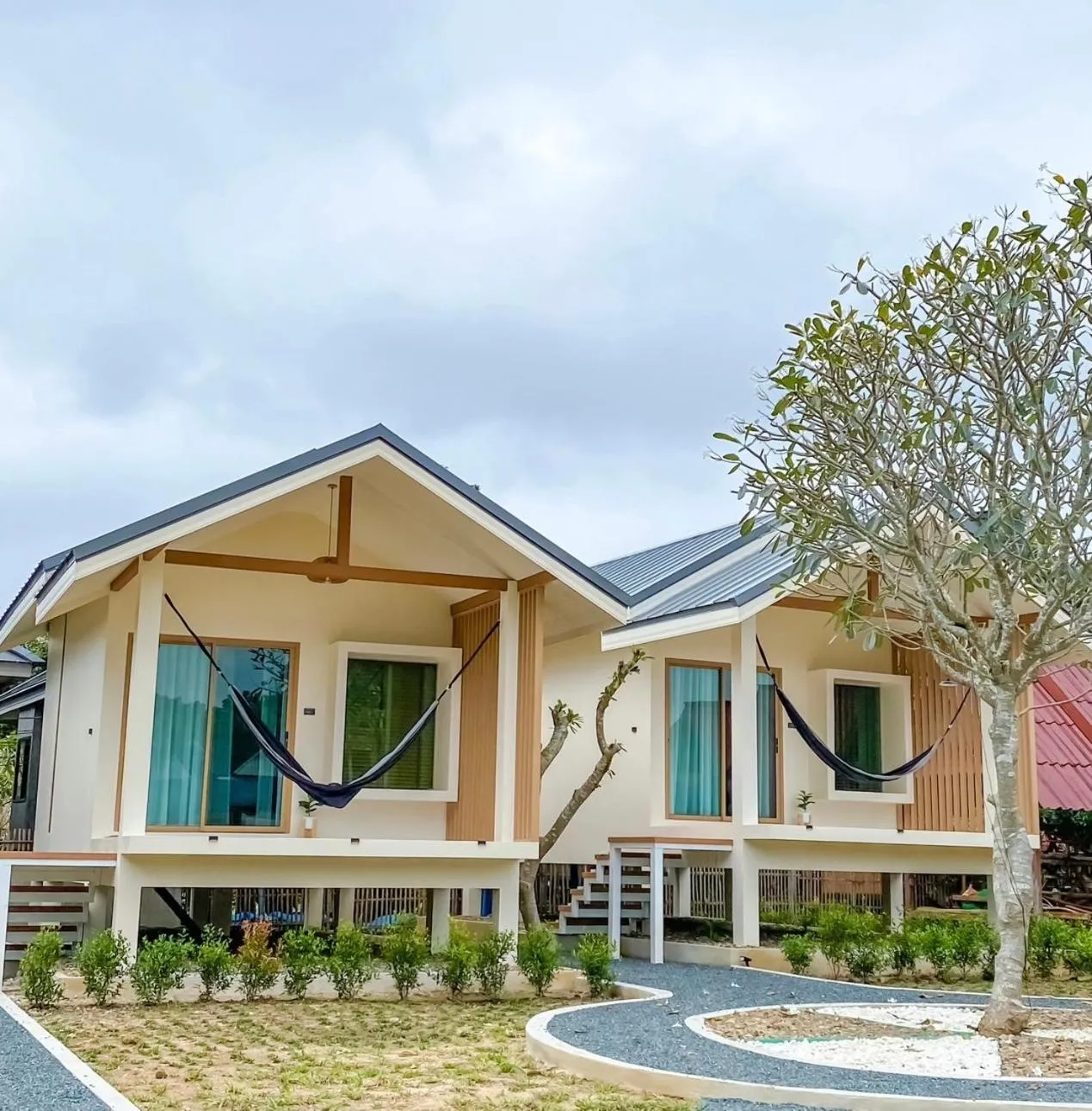 Property building in Pai Nam Now