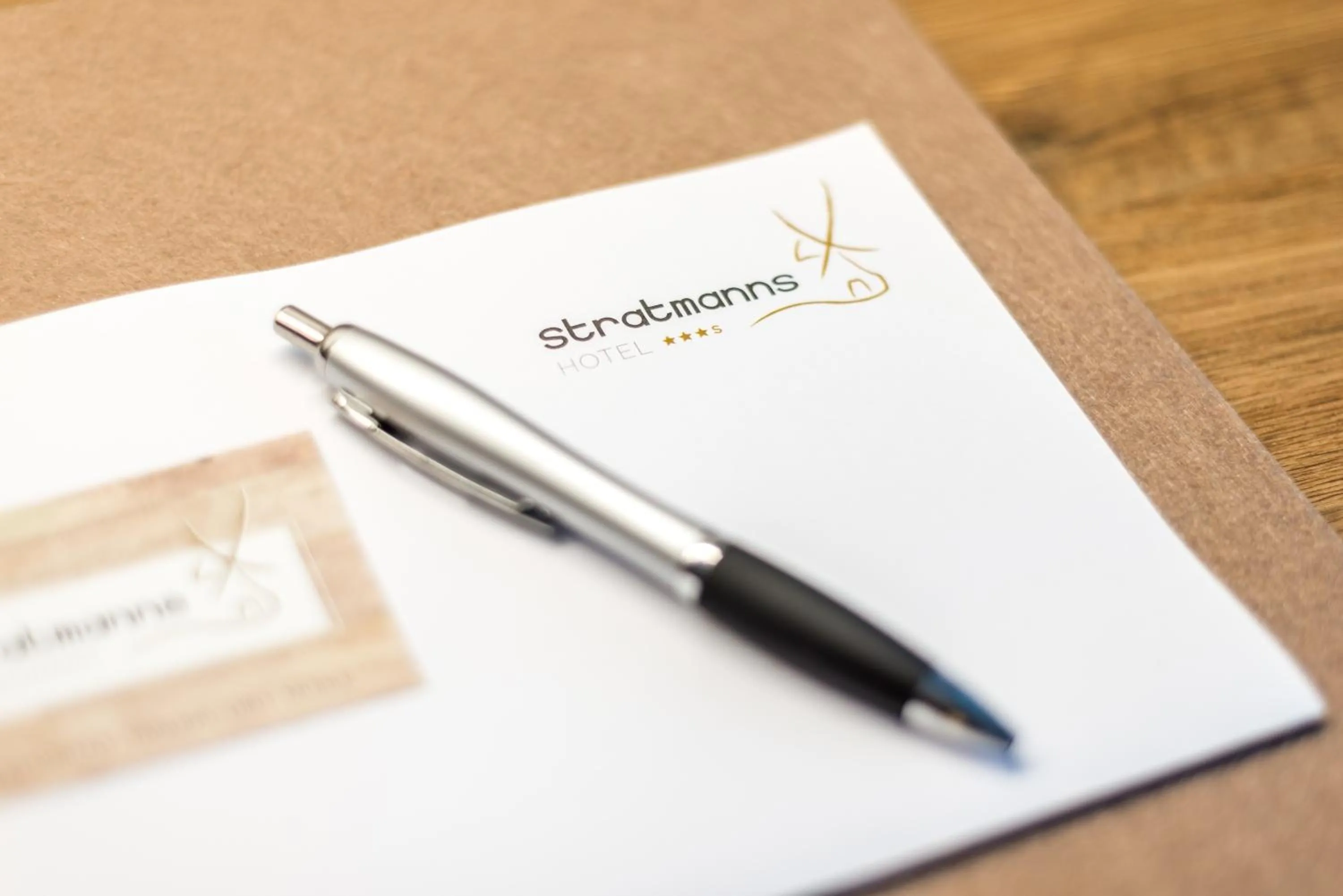 Text overlay in Stratmanns Hotel