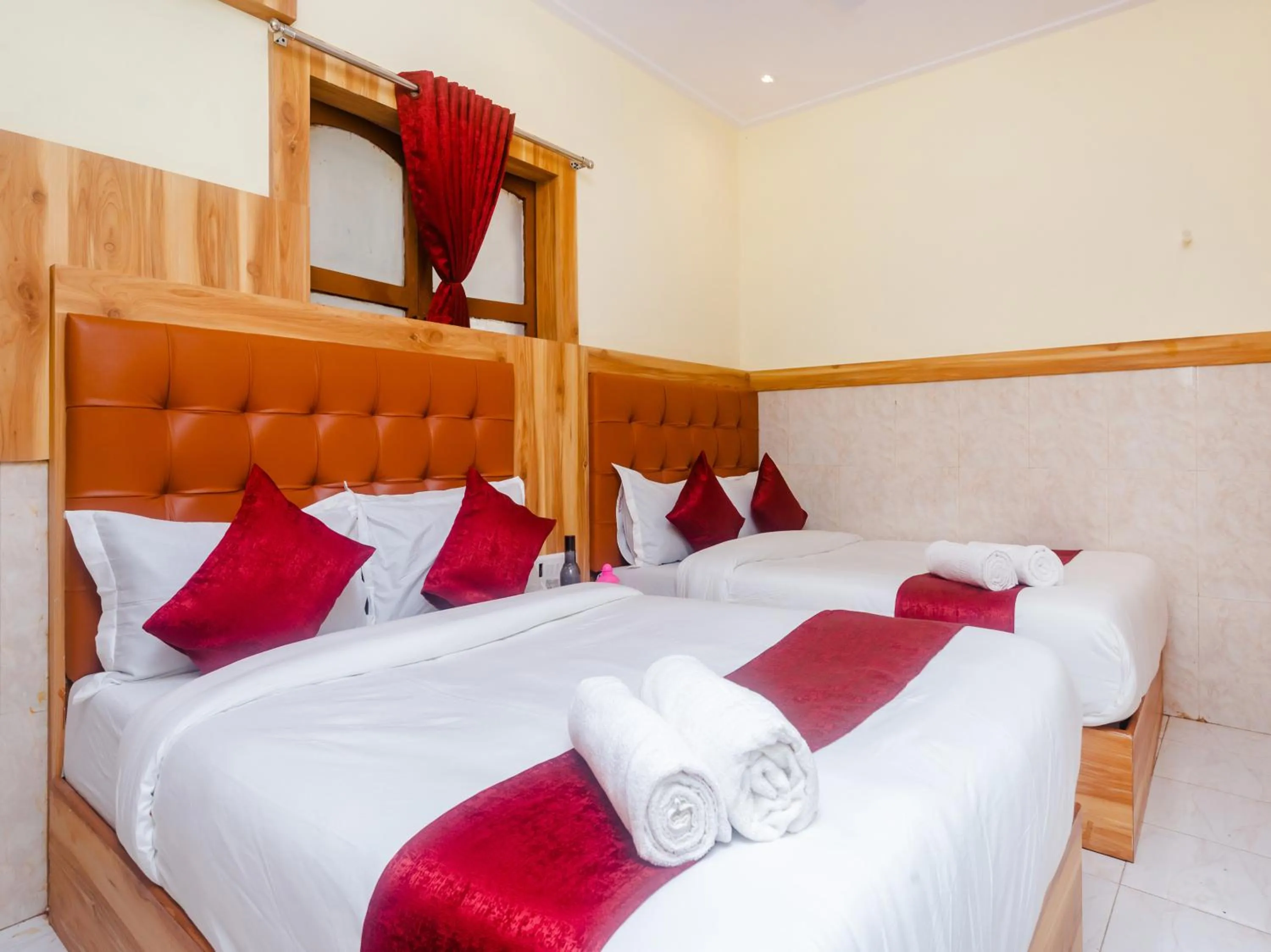 FOUR BED AC in Aman Hotel near CST