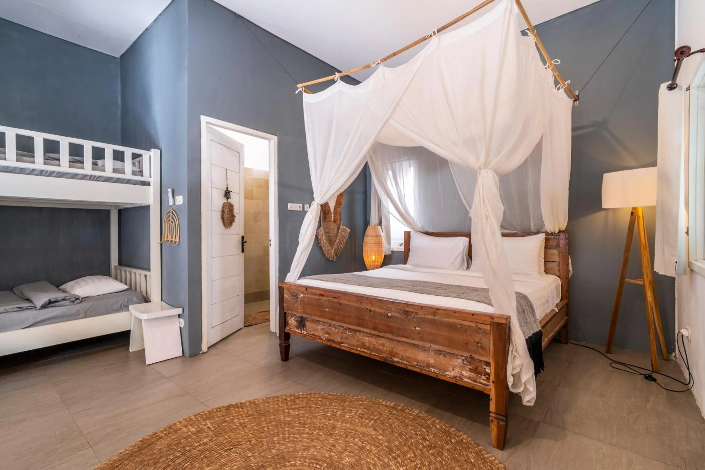 Photo of the whole room, Bed in Mowies On The Beach