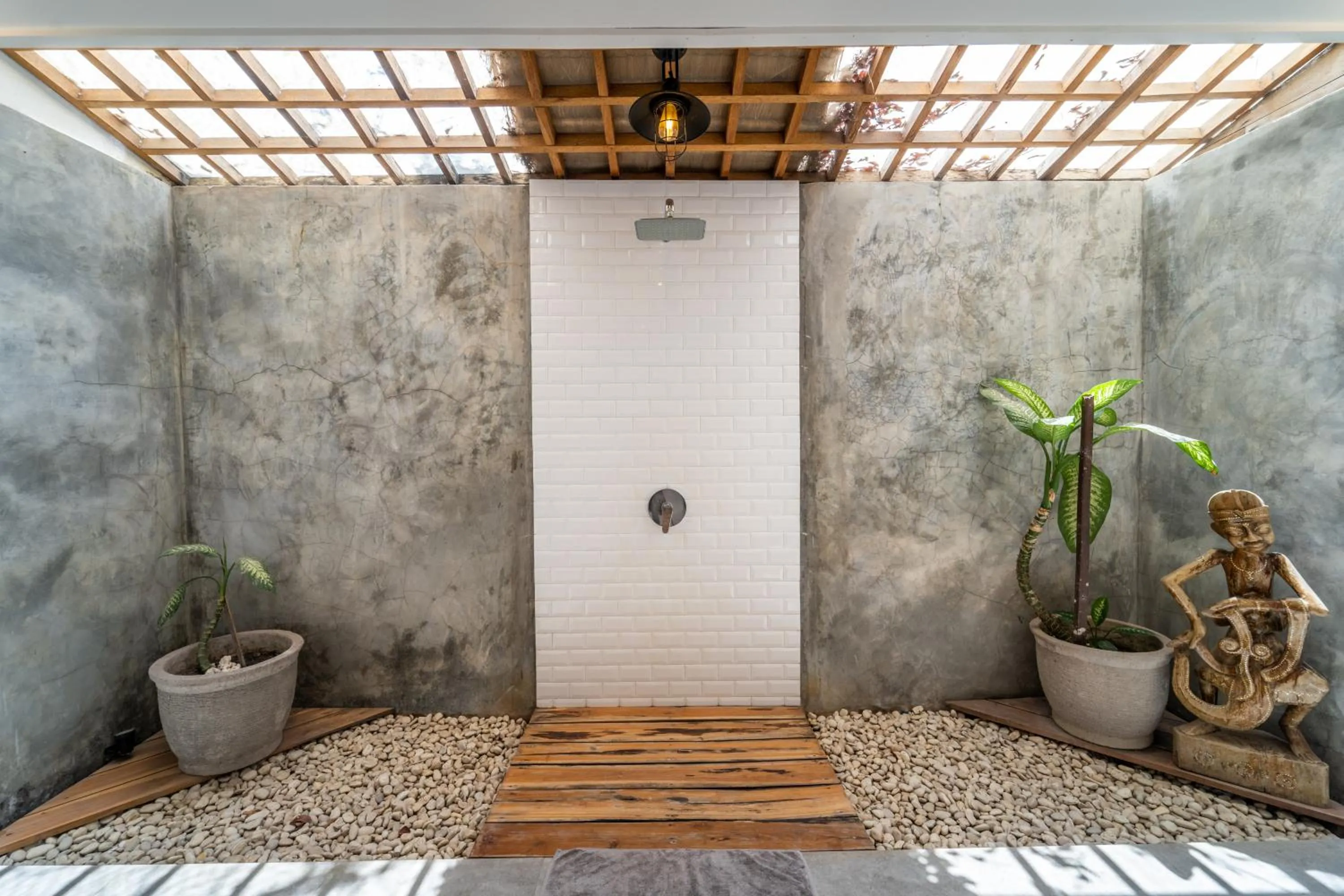 Shower in Mowies On The Beach