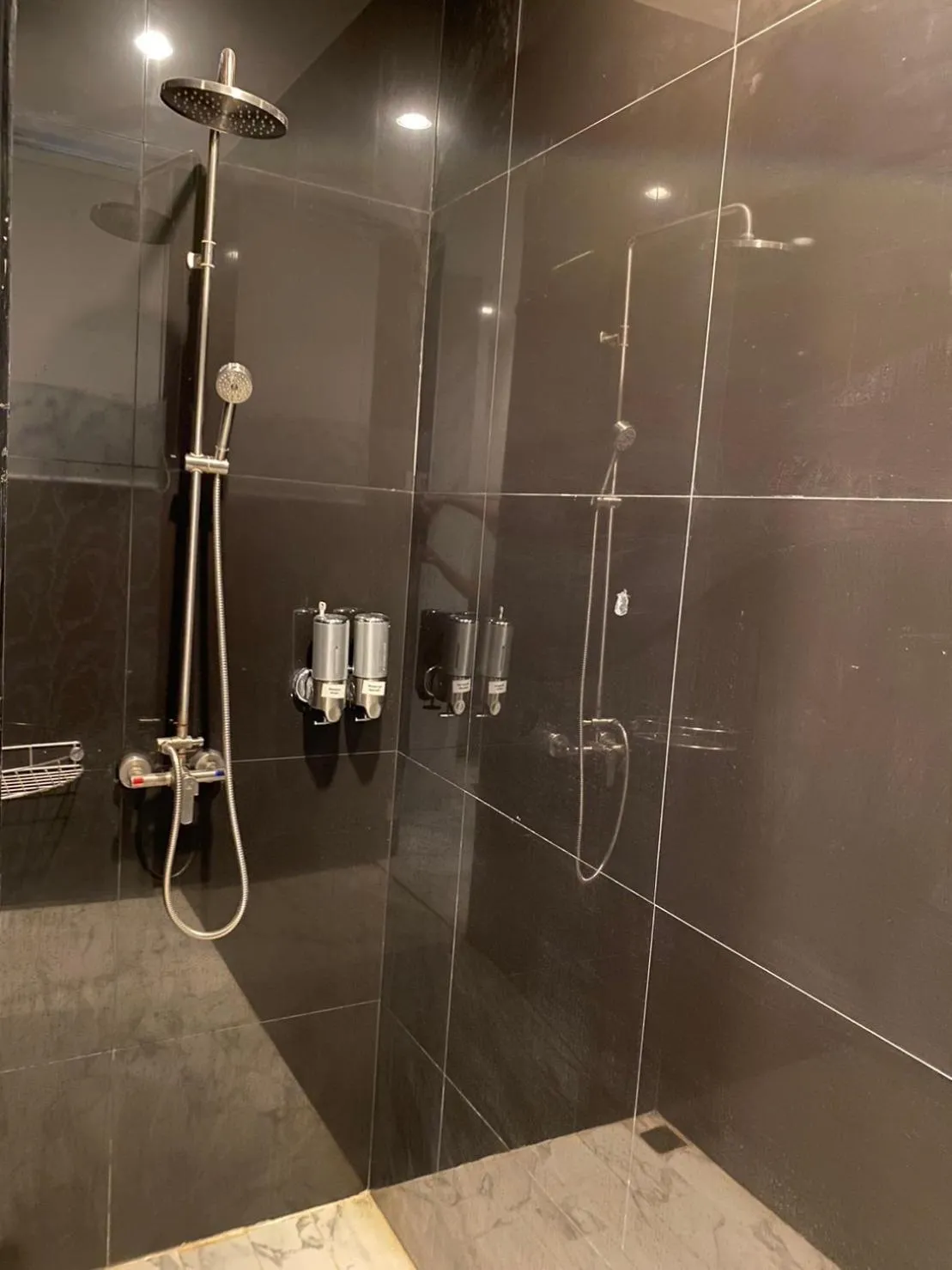 Shower in Phurua Sanctuary Resort and Spa