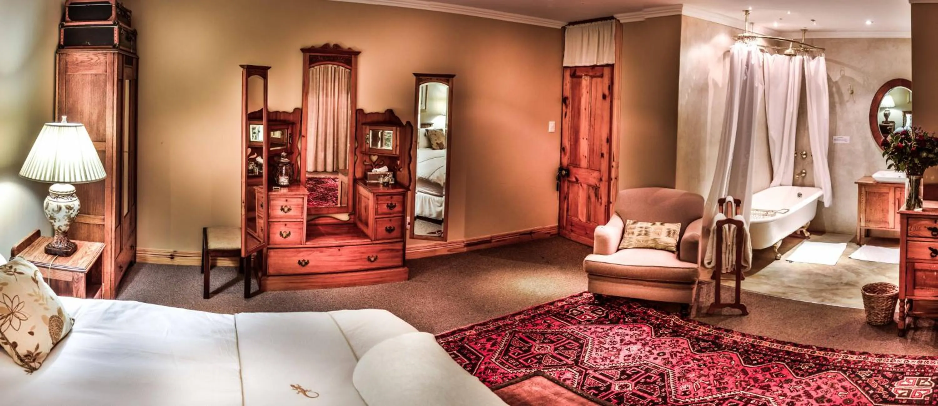 Bathroom, Bed in The FarSide Country Manor