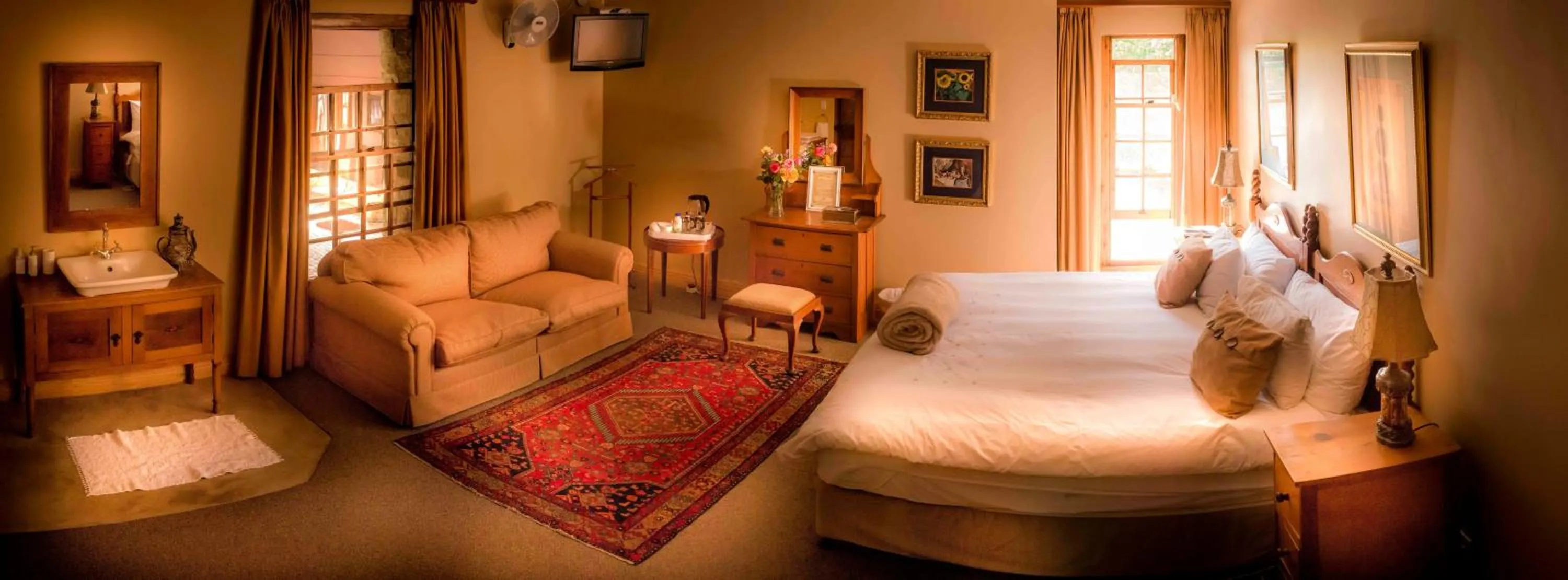 Photo of the whole room, Bed in The FarSide Country Manor