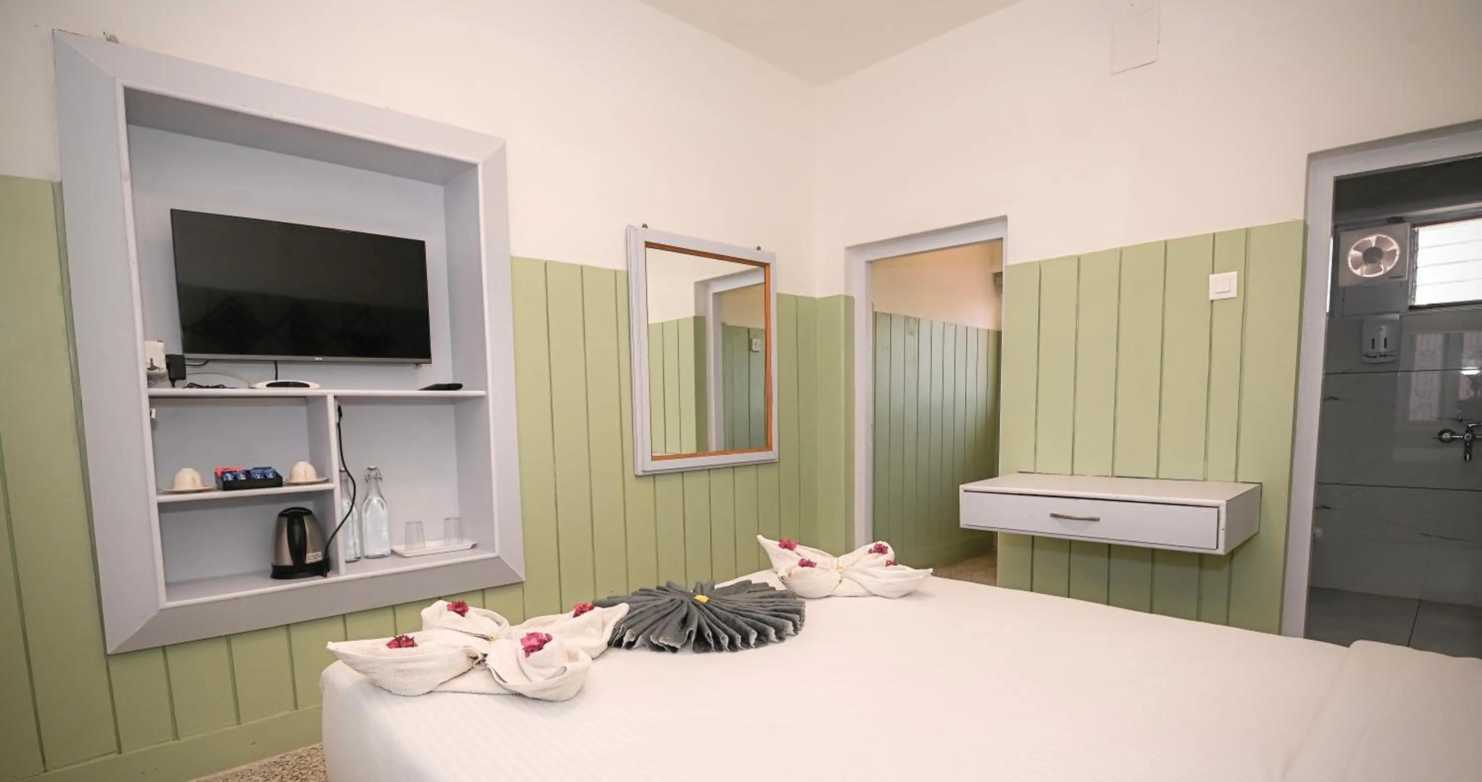 TV and multimedia, Bed in Hotel Vivek