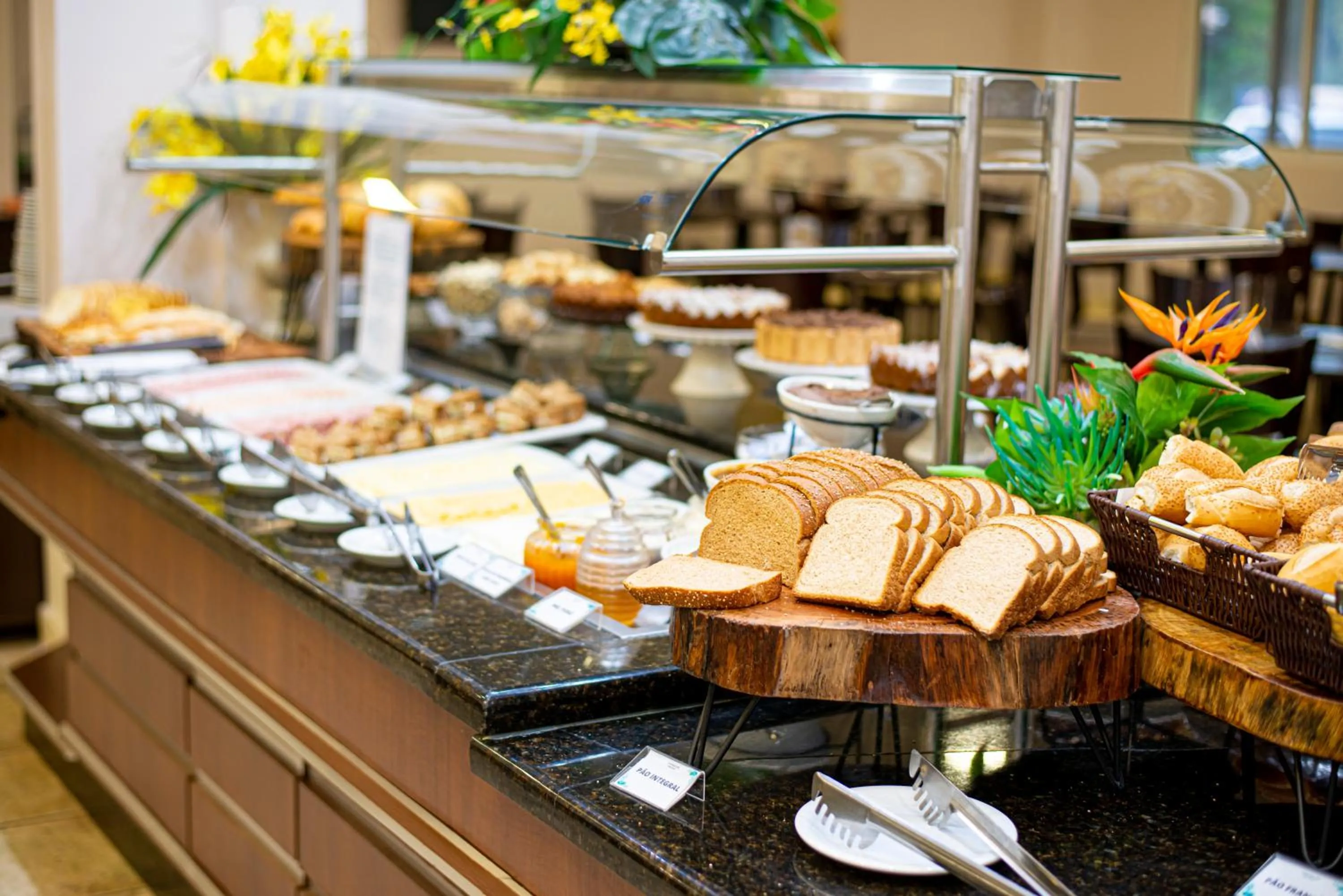 Buffet breakfast in Cataratas Park Hotel e Eventos