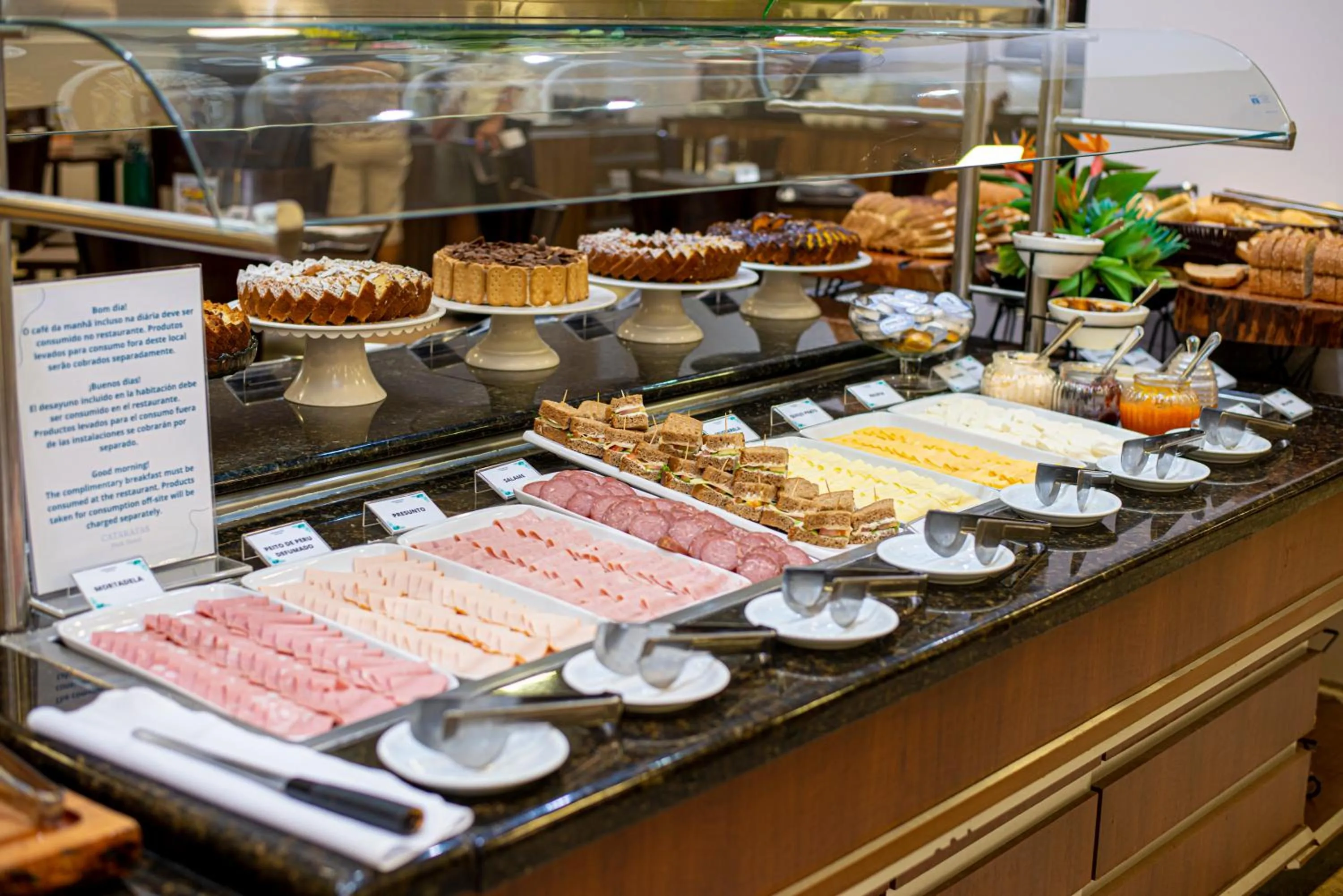 Buffet breakfast in Cataratas Park Hotel e Eventos