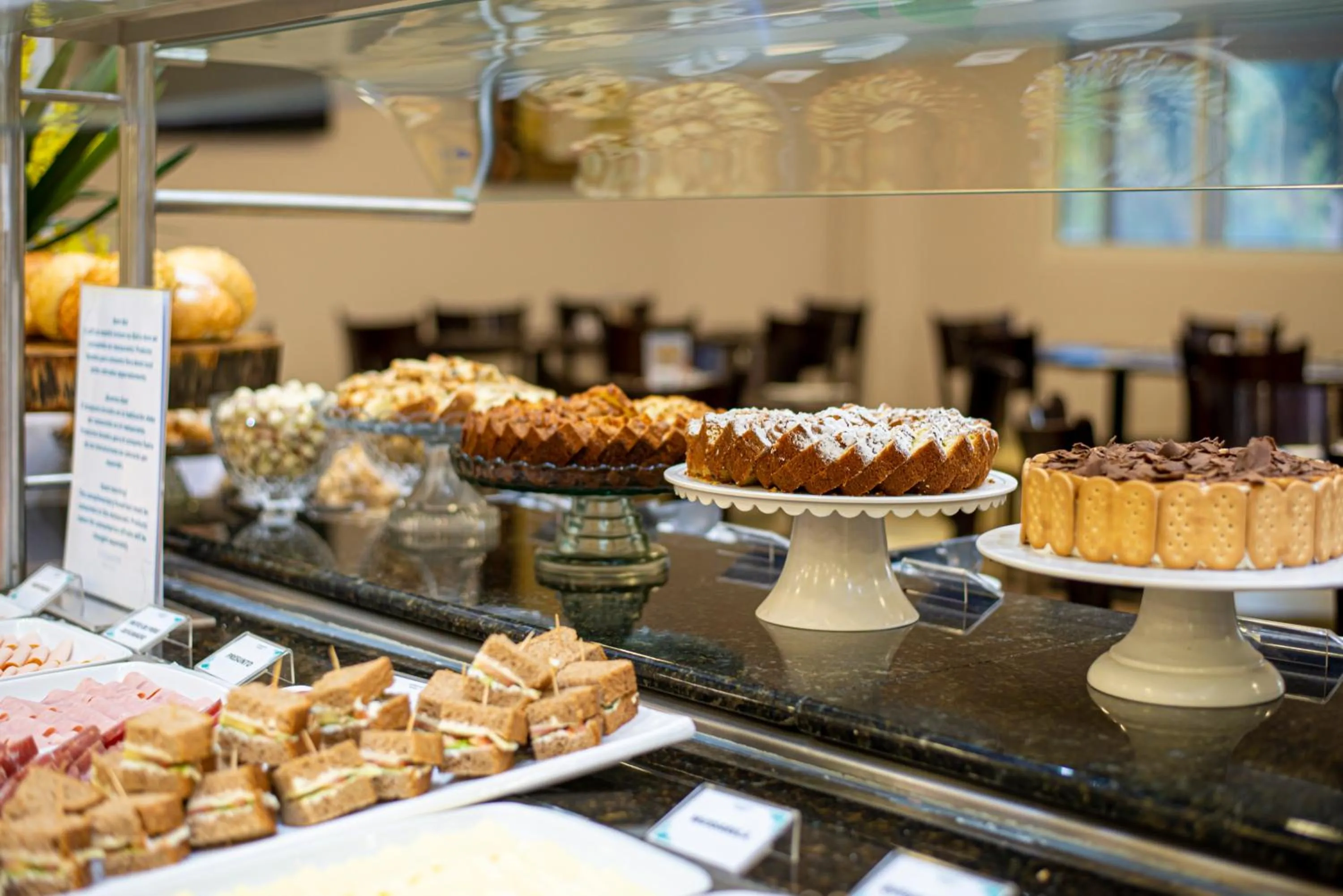 Buffet breakfast in Cataratas Park Hotel e Eventos