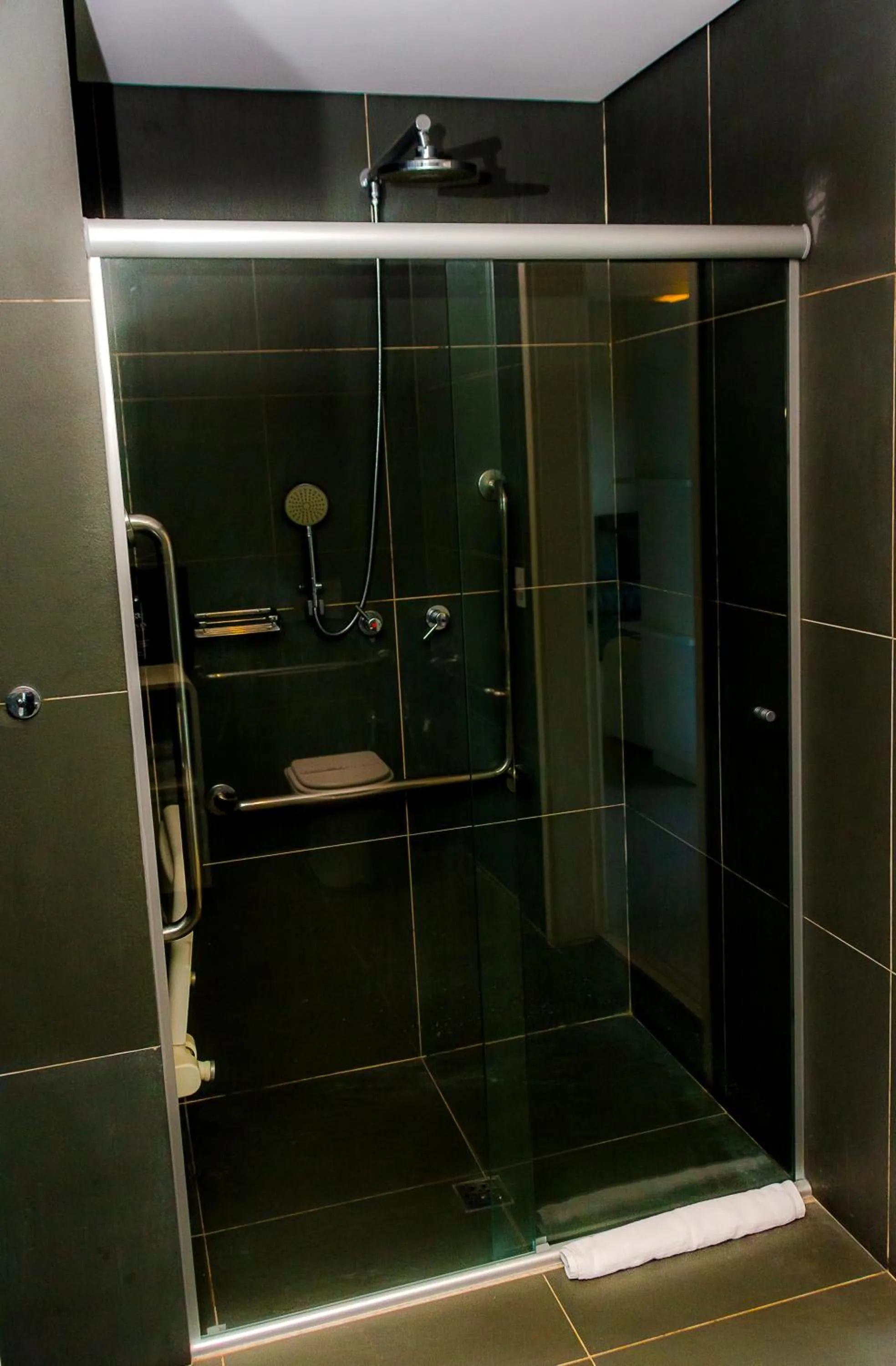 Bathroom in Golden Tower Shopping by Fênix Hotéis