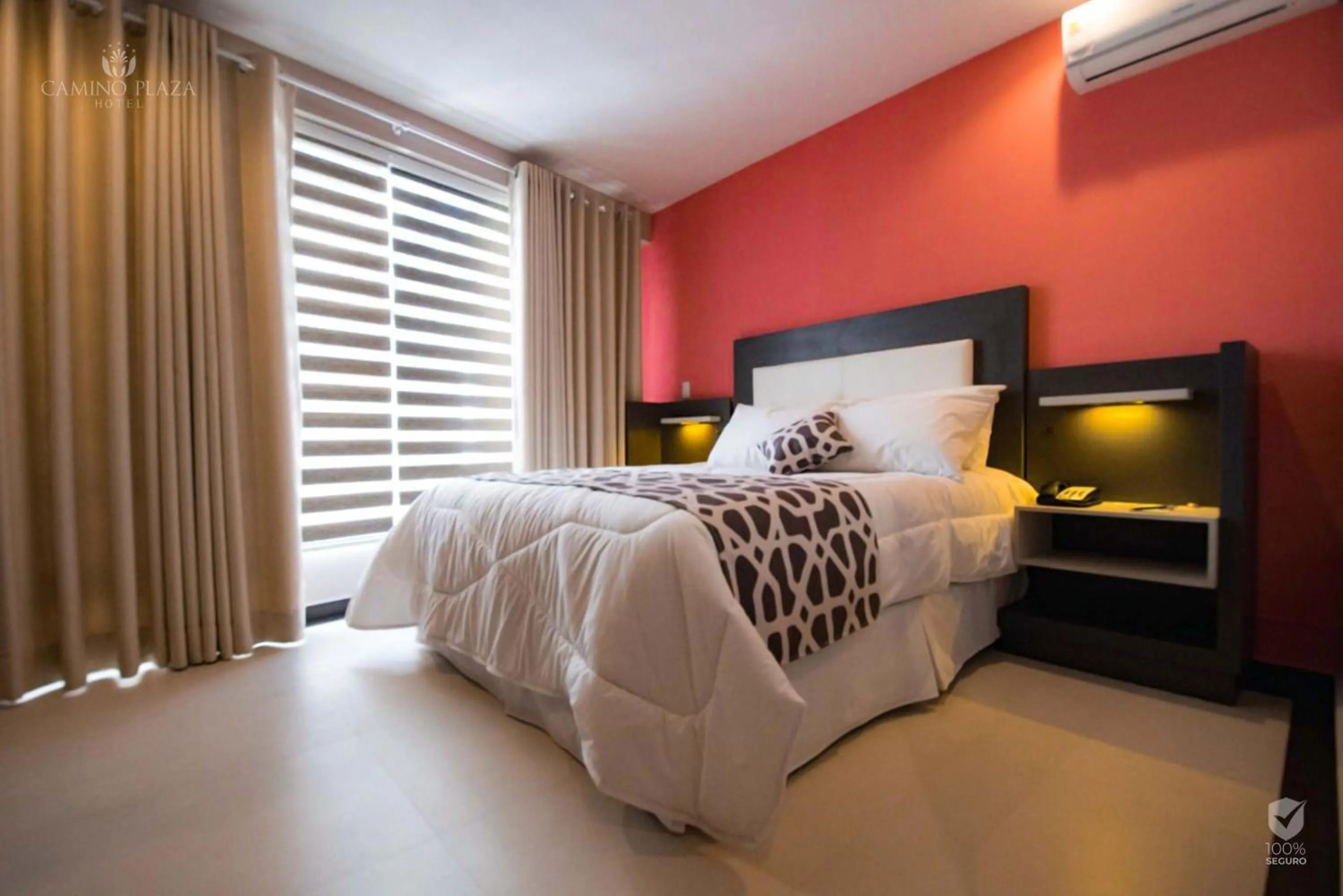 Photo of the whole room, Bed in Camino Plaza