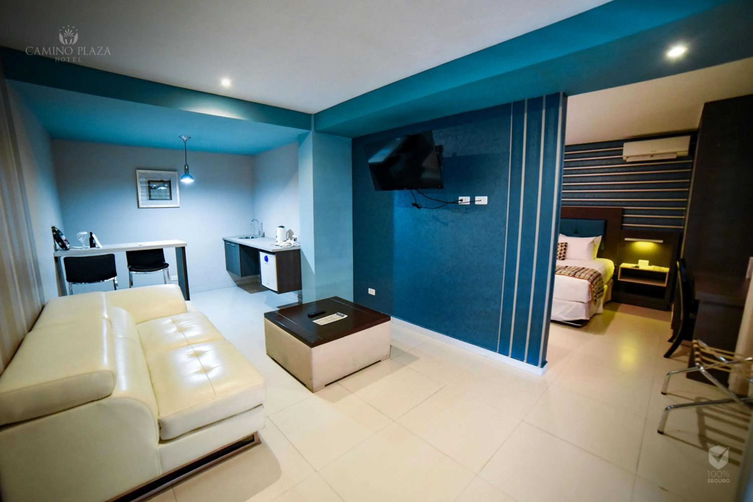 Photo of the whole room in Camino Plaza