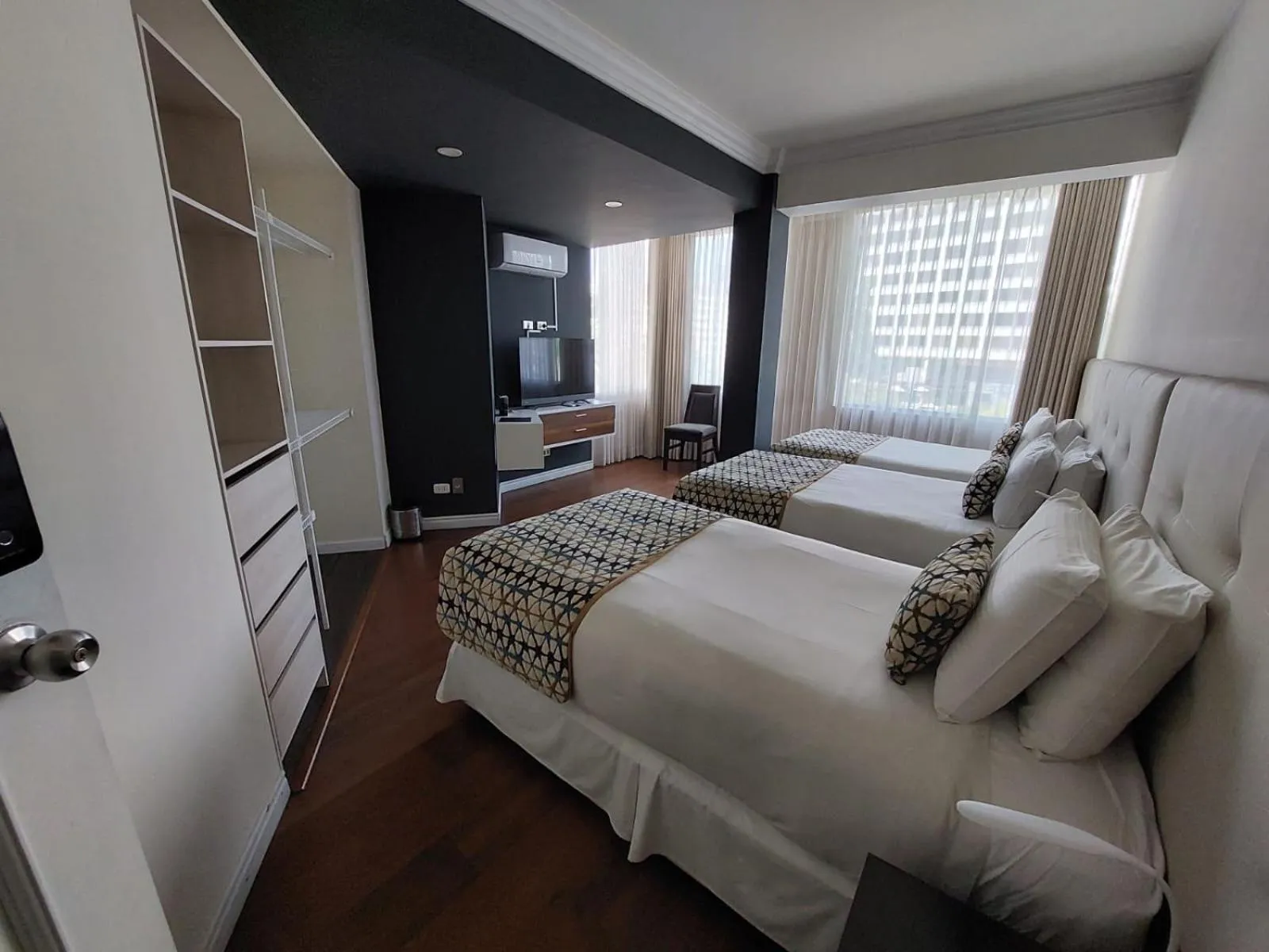 Photo of the whole room, Bed in Camino Plaza