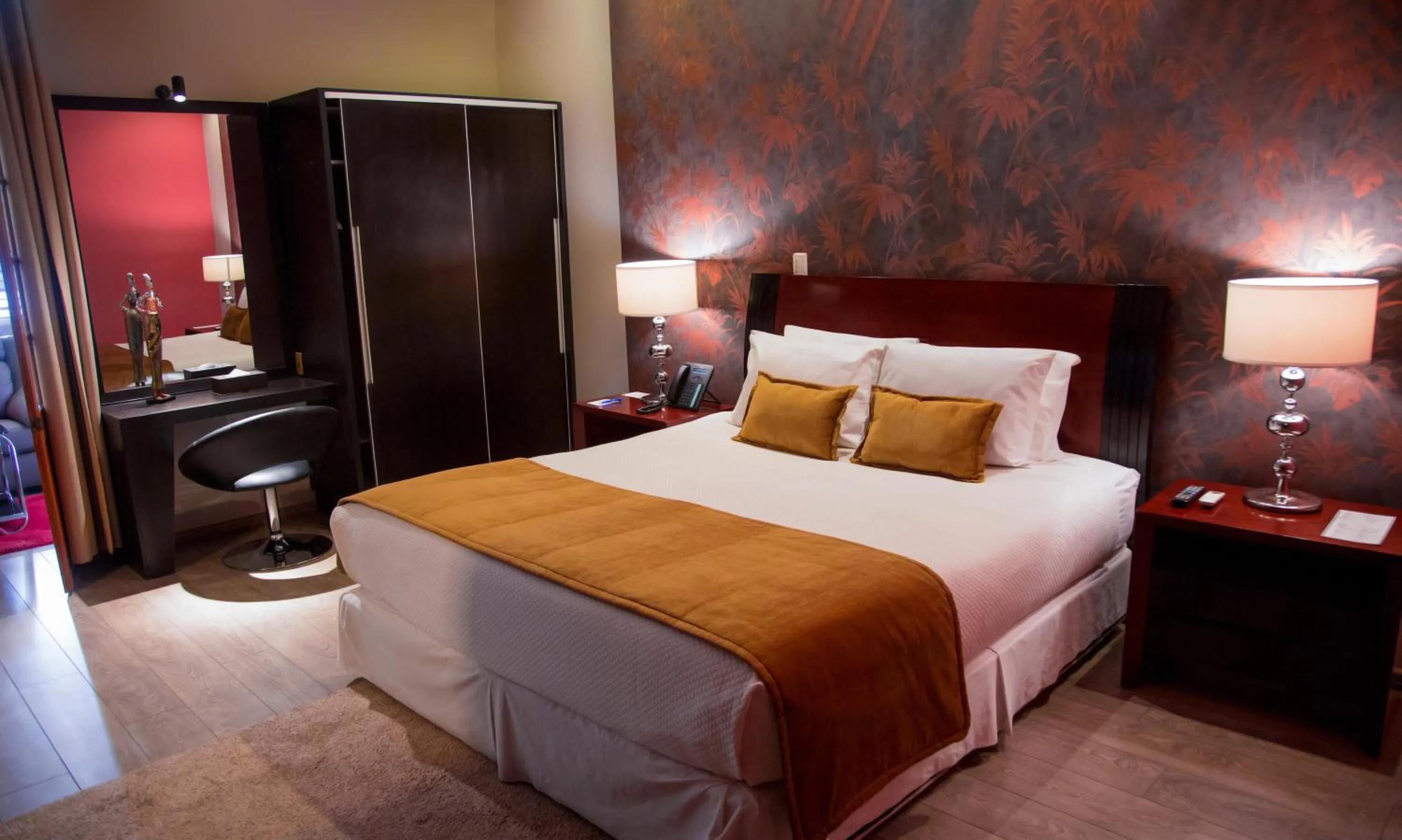 Photo of the whole room, Bed in Camino Plaza