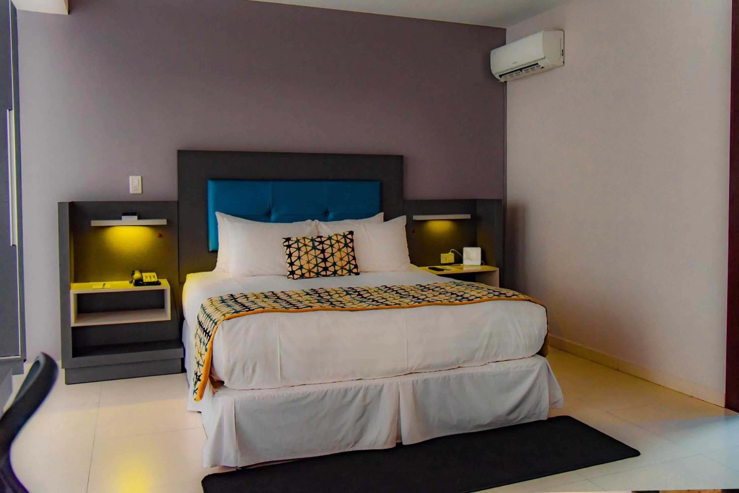 Photo of the whole room, Bed in Camino Plaza