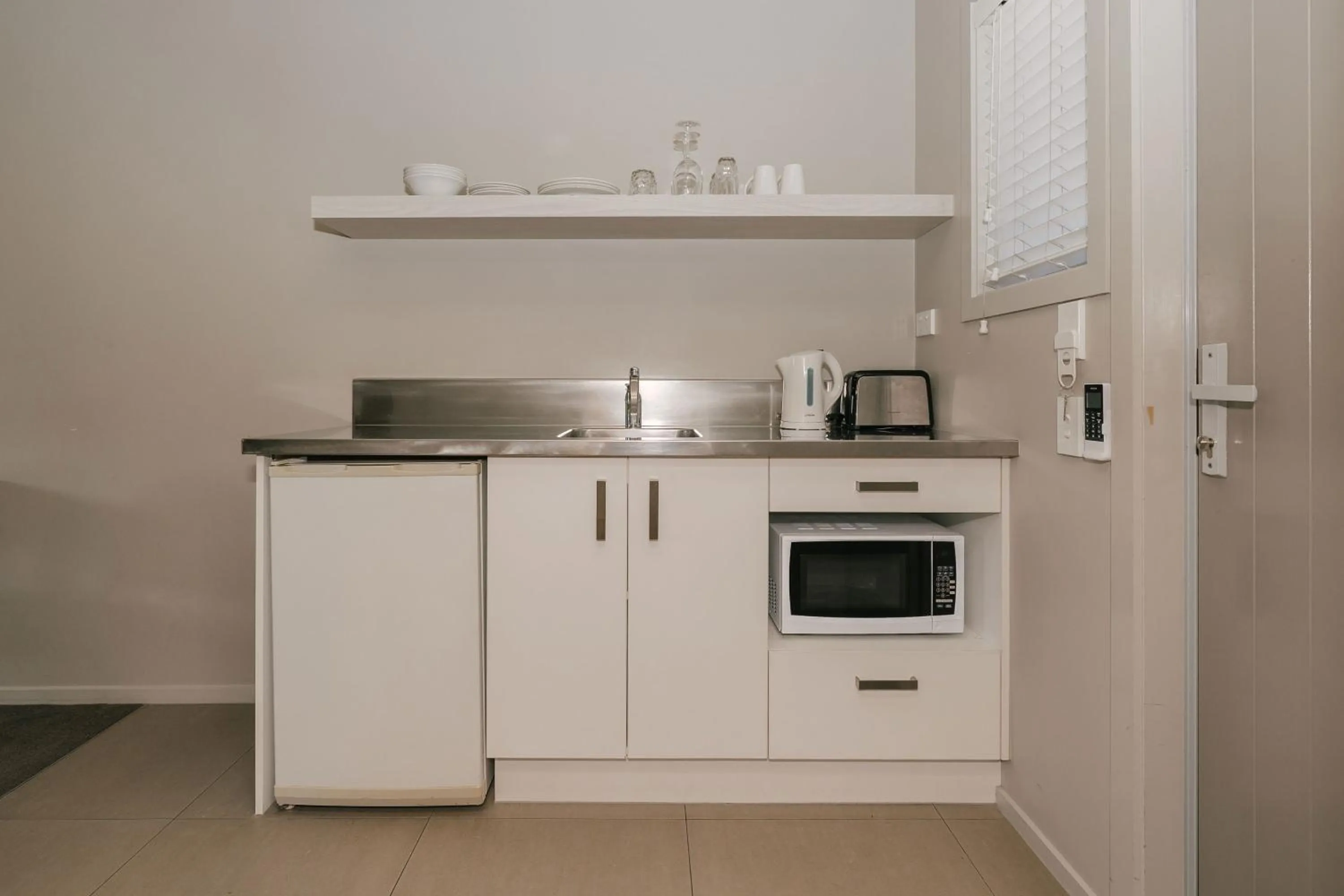 Kitchen or kitchenette in South Street West Motel