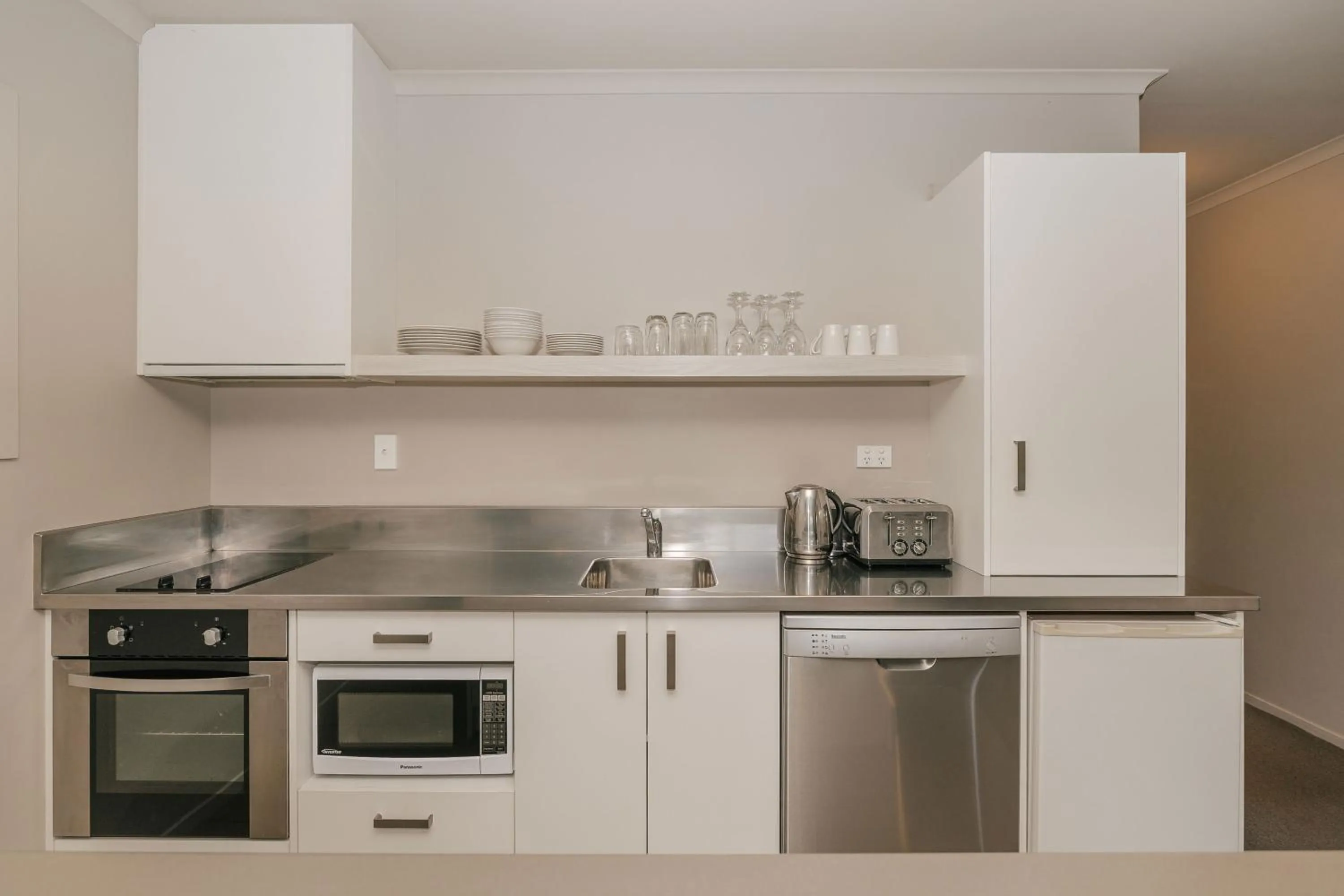 Kitchen or kitchenette in South Street West Motel