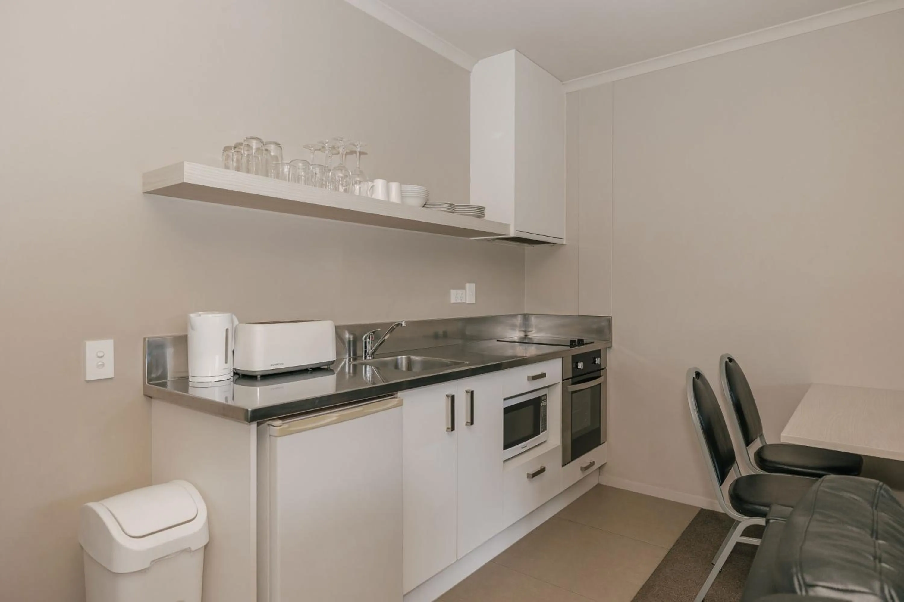 Kitchen or kitchenette in South Street West Motel