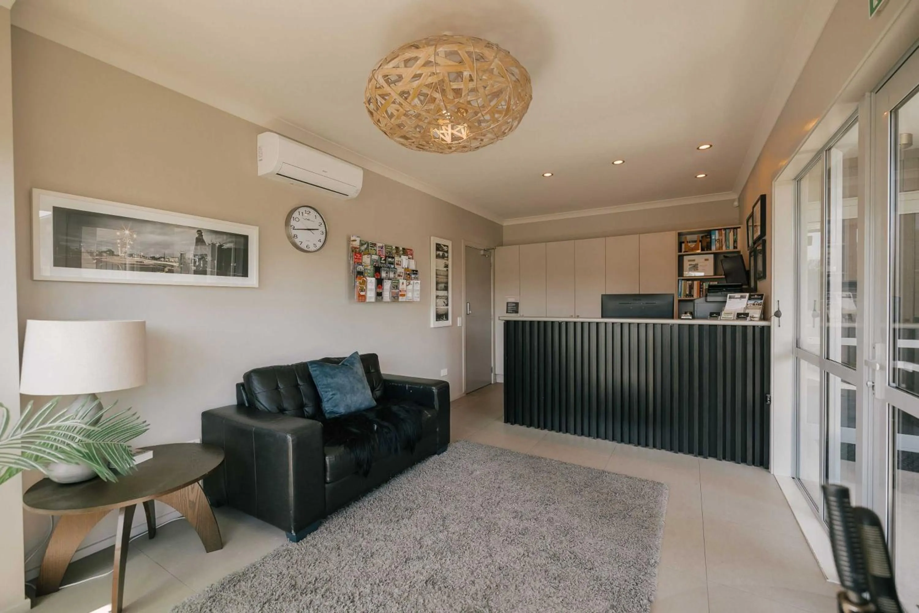 Facade/entrance in South Street West Motel