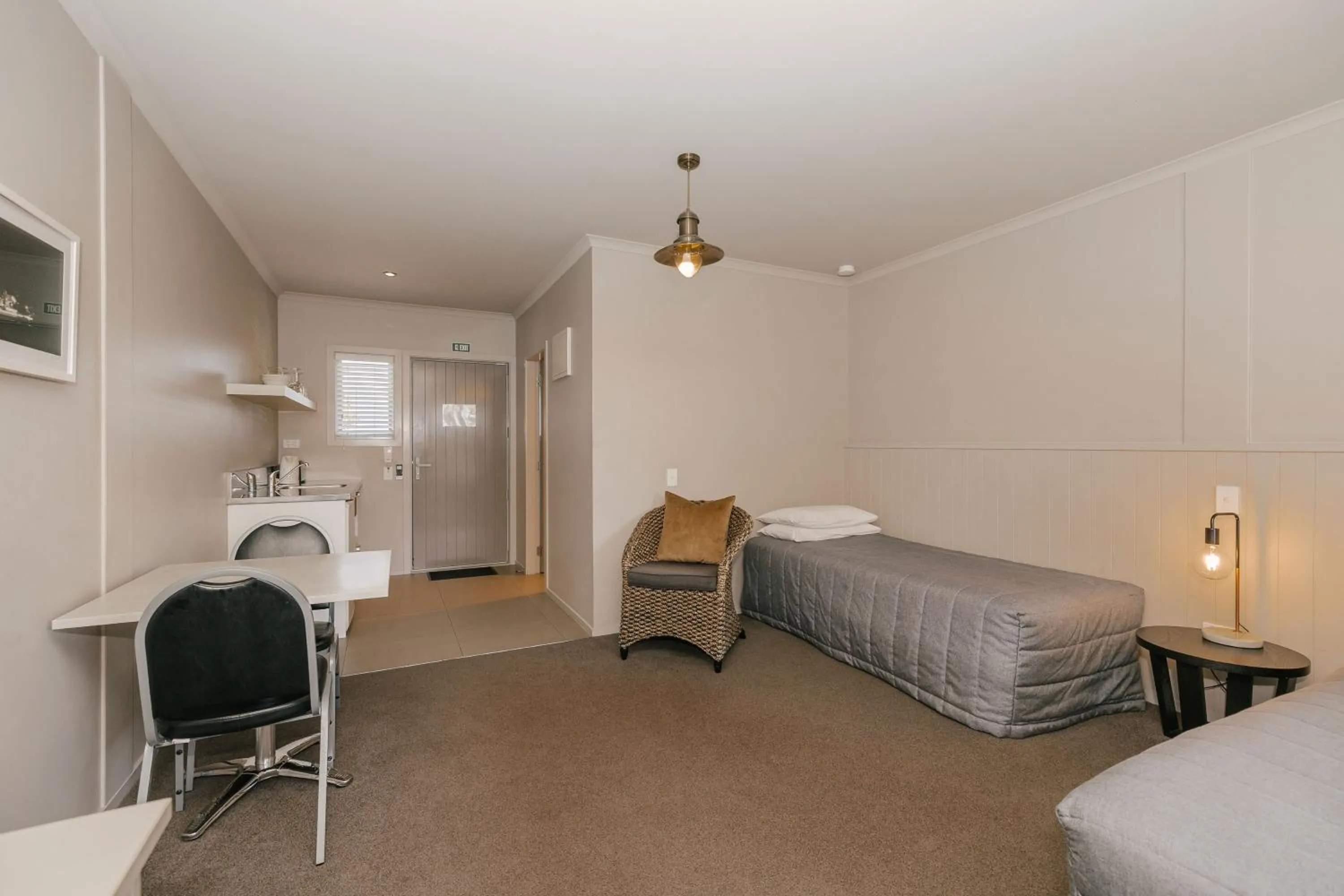 Living room, Bed in South Street West Motel