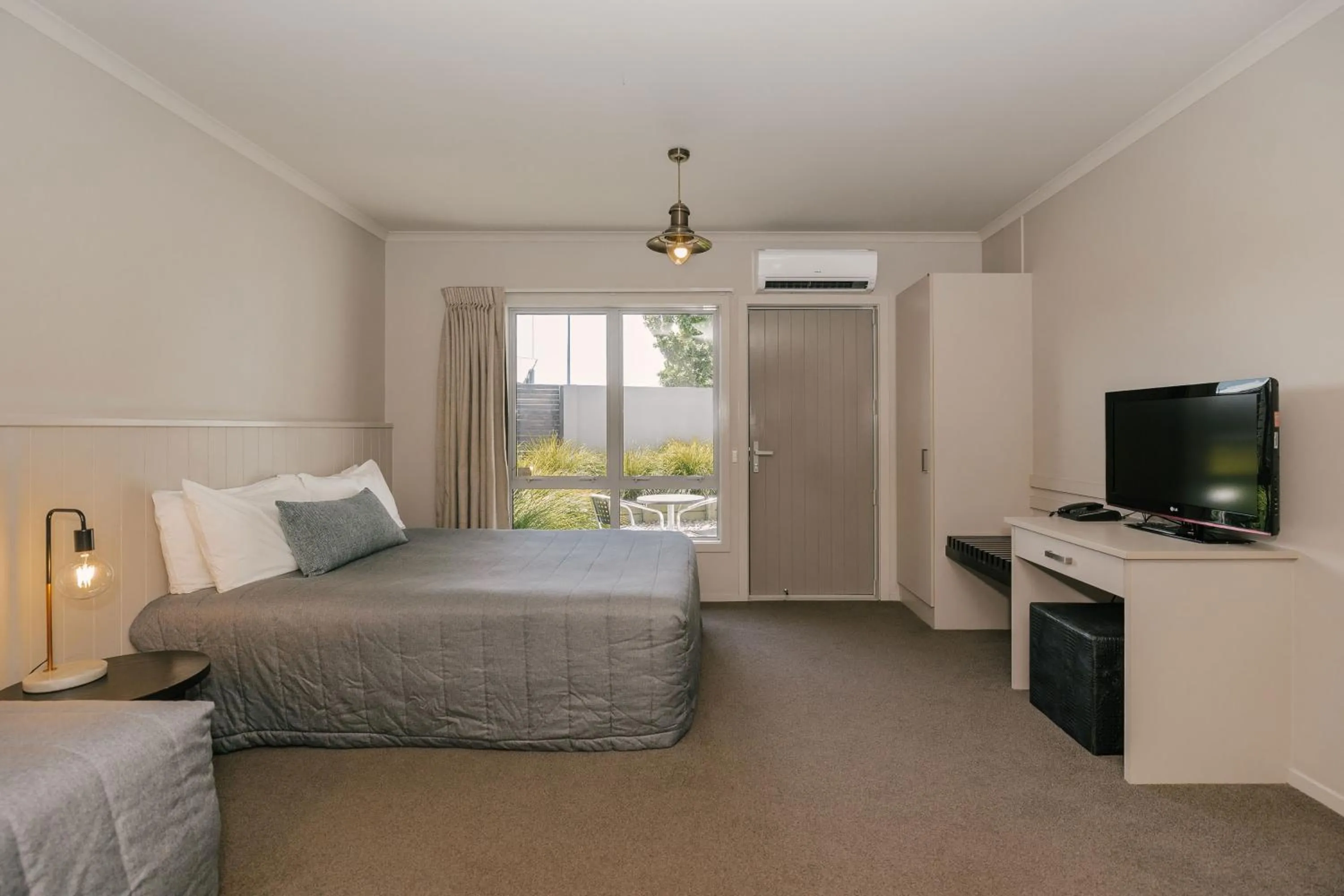 Living room, Bed in South Street West Motel