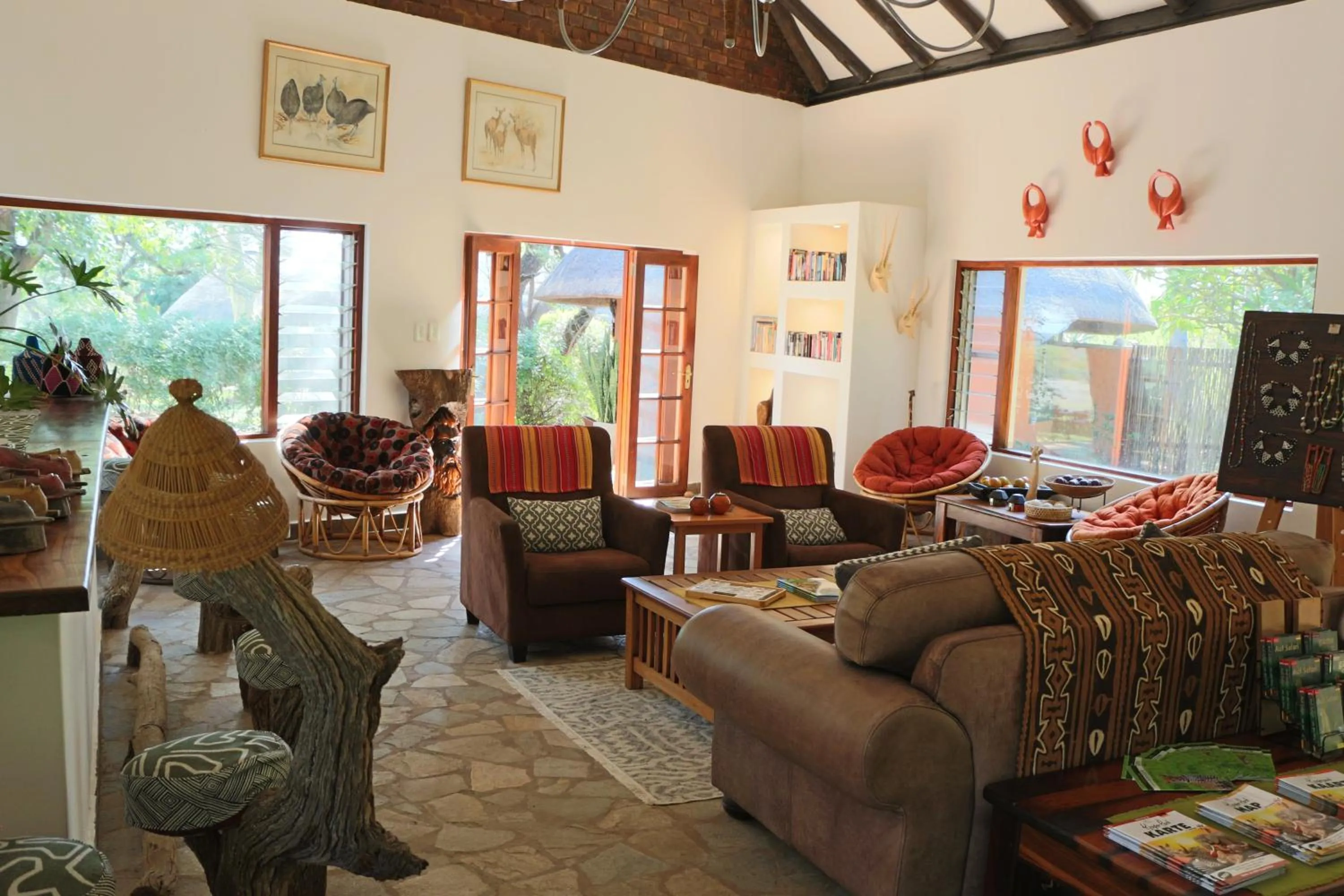 Living room in Mohlabetsi Safari Lodge