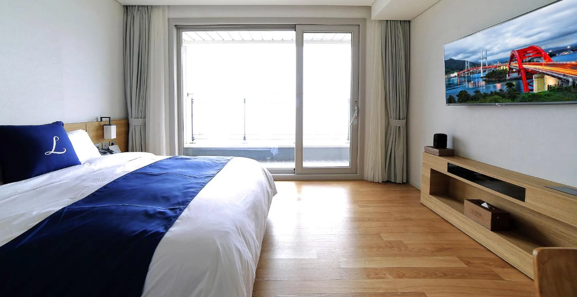 Seating area, Bed in Lapis Hotel Namhae