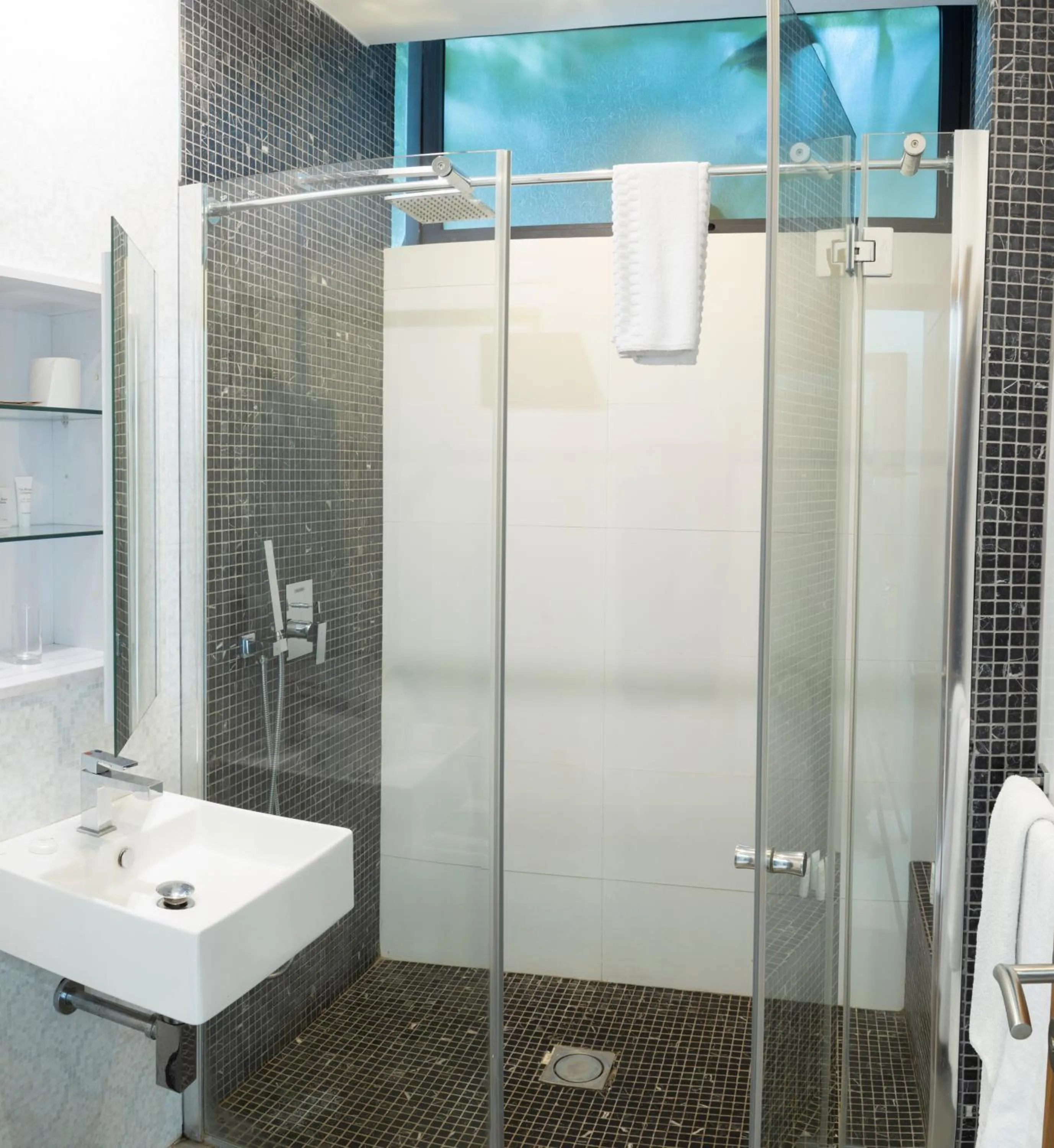 Bathroom in Hotel English Point Marina & Spa