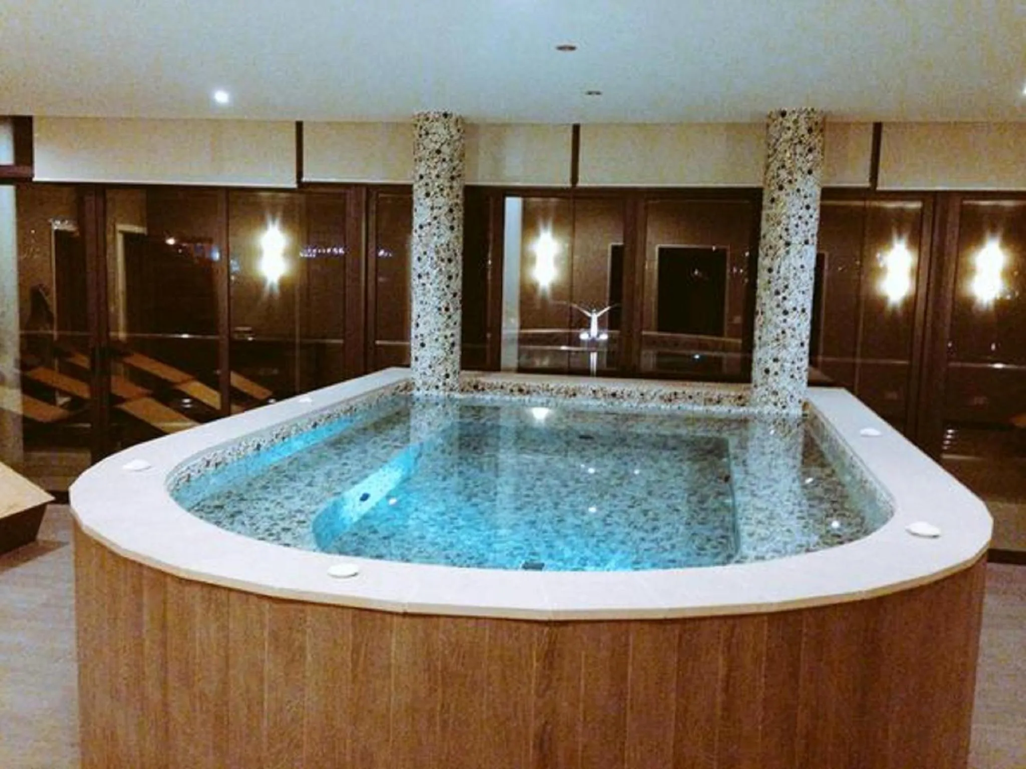 Hot Tub in Hotel English Point Marina & Spa