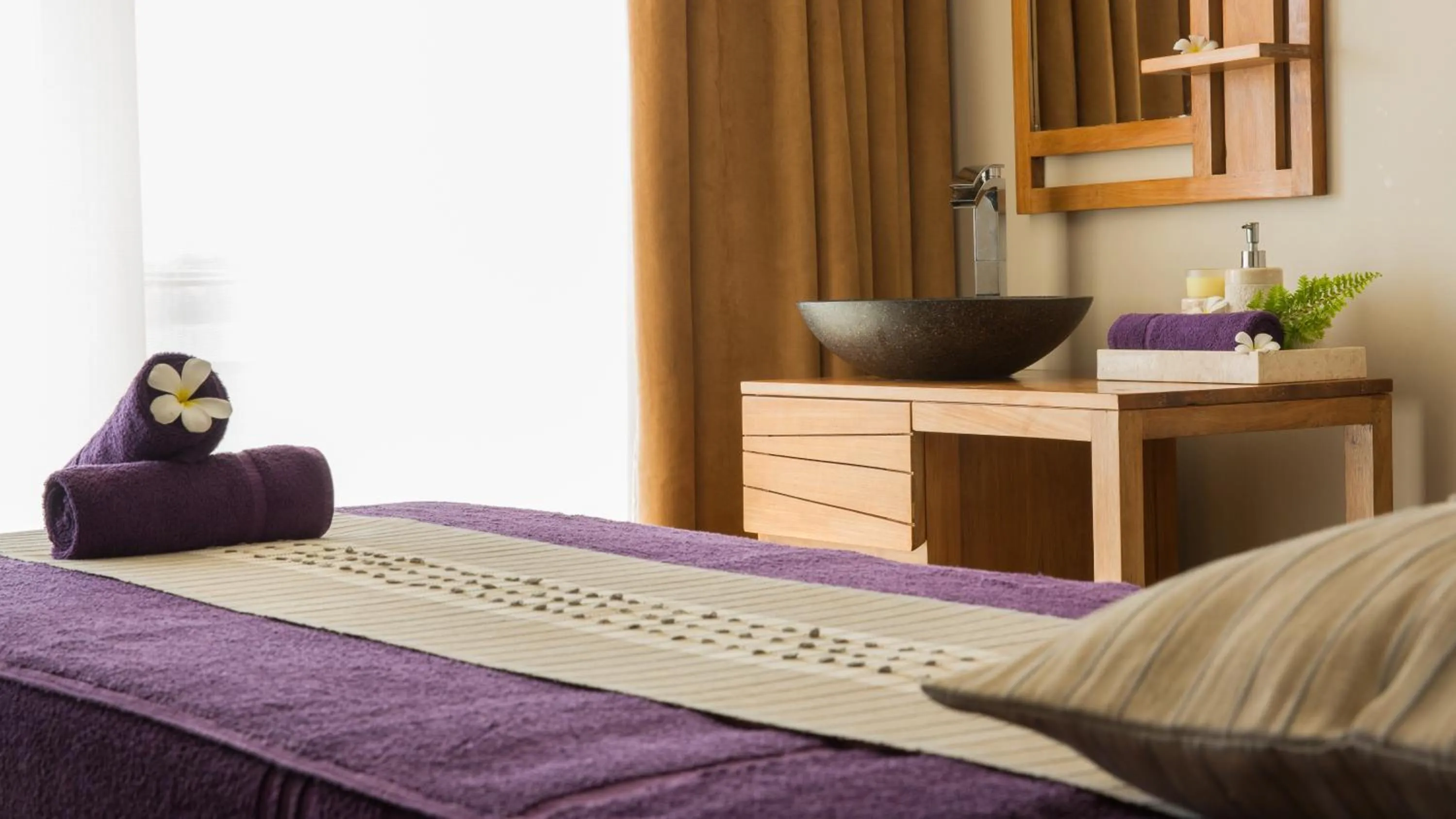 Massage, Bed in Hotel English Point Marina & Spa