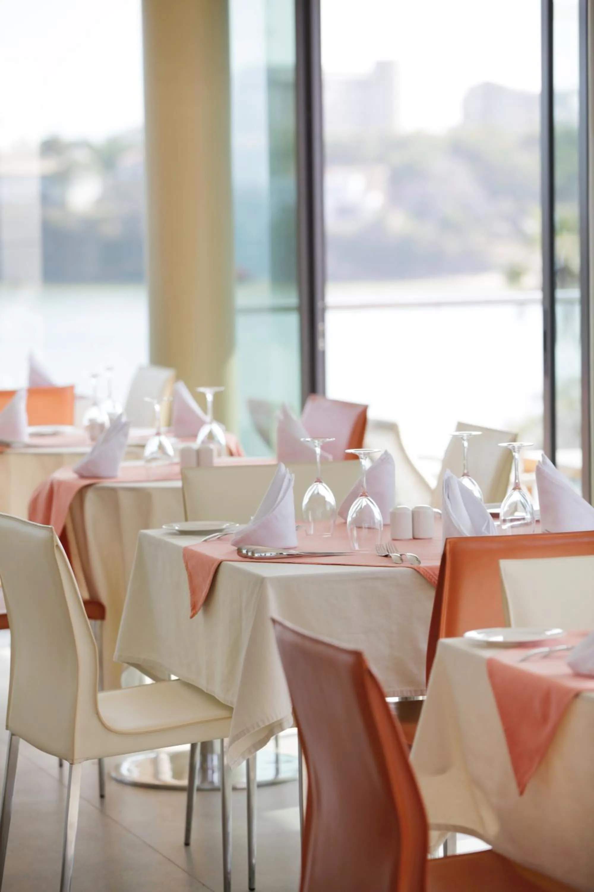 Restaurant/places to eat in Hotel English Point Marina & Spa