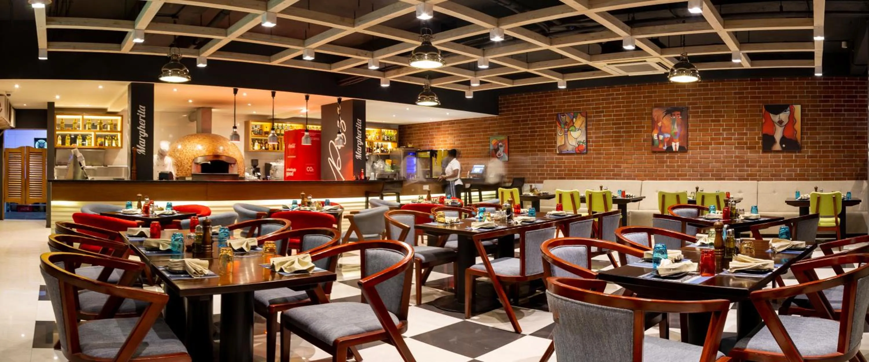 Restaurant/places to eat in Hotel English Point Marina & Spa