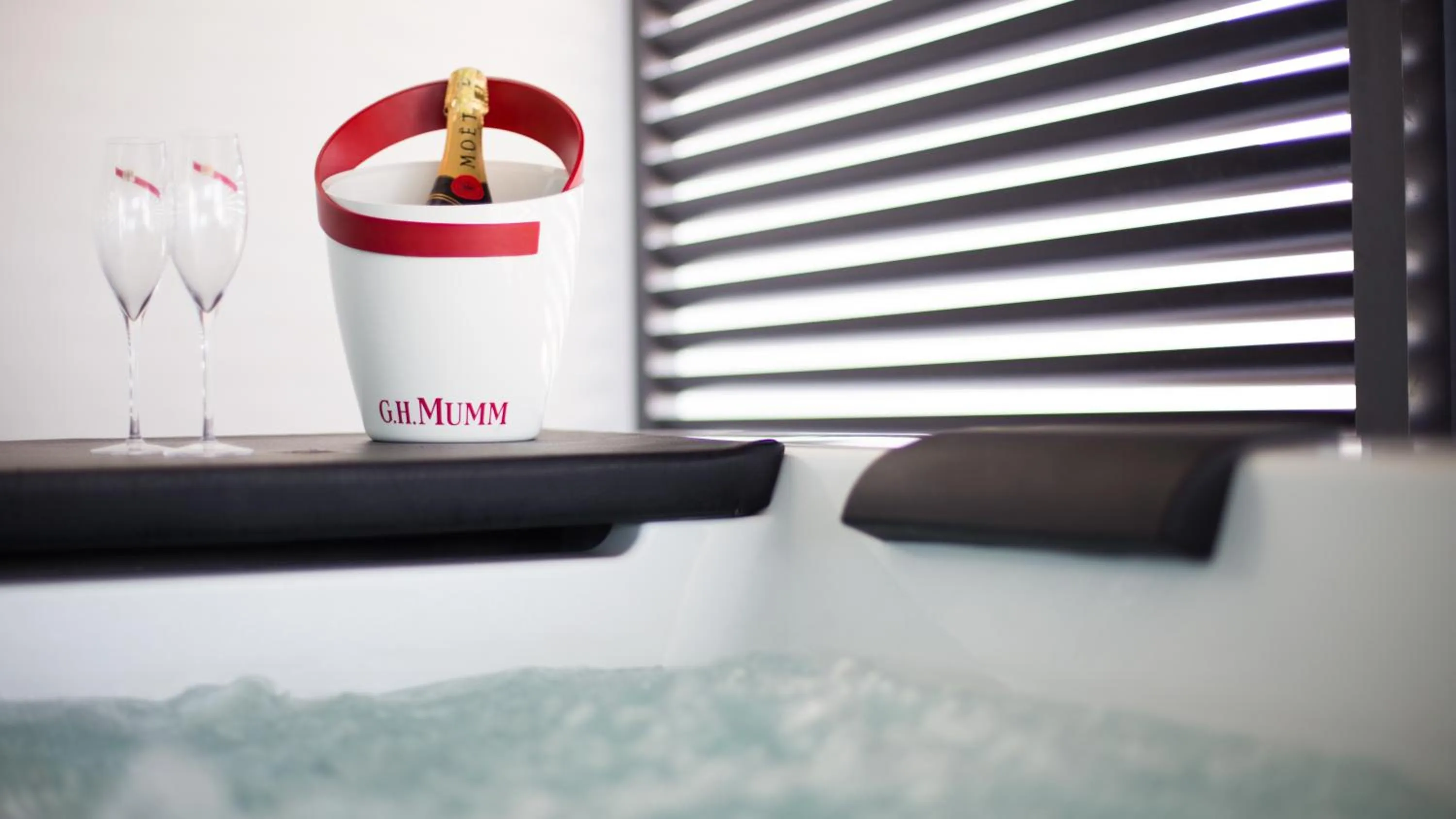 Alcoholic drinks, Bed in Hotel English Point Marina & Spa