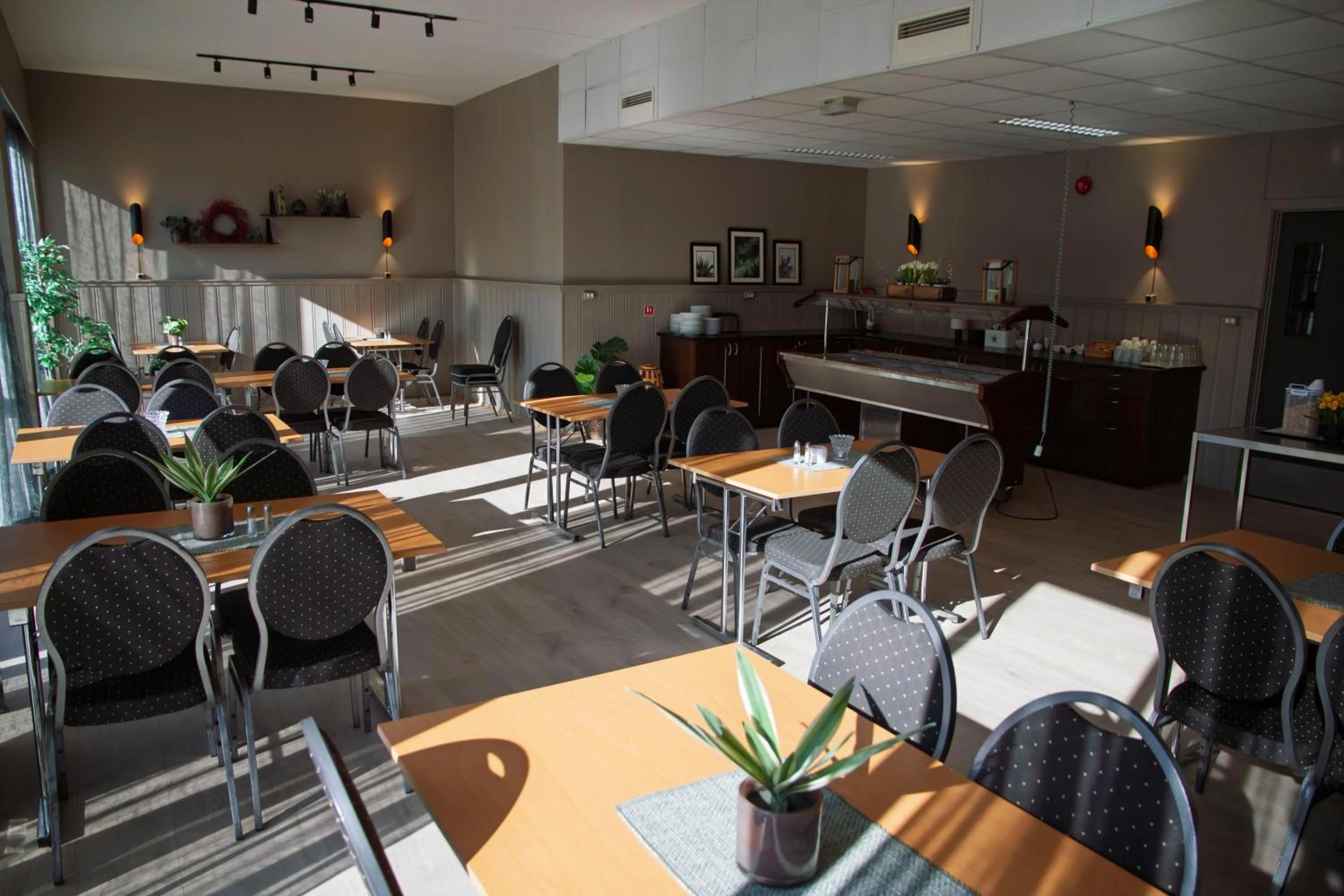 Restaurant/places to eat in Trudvang Apartment Hotel