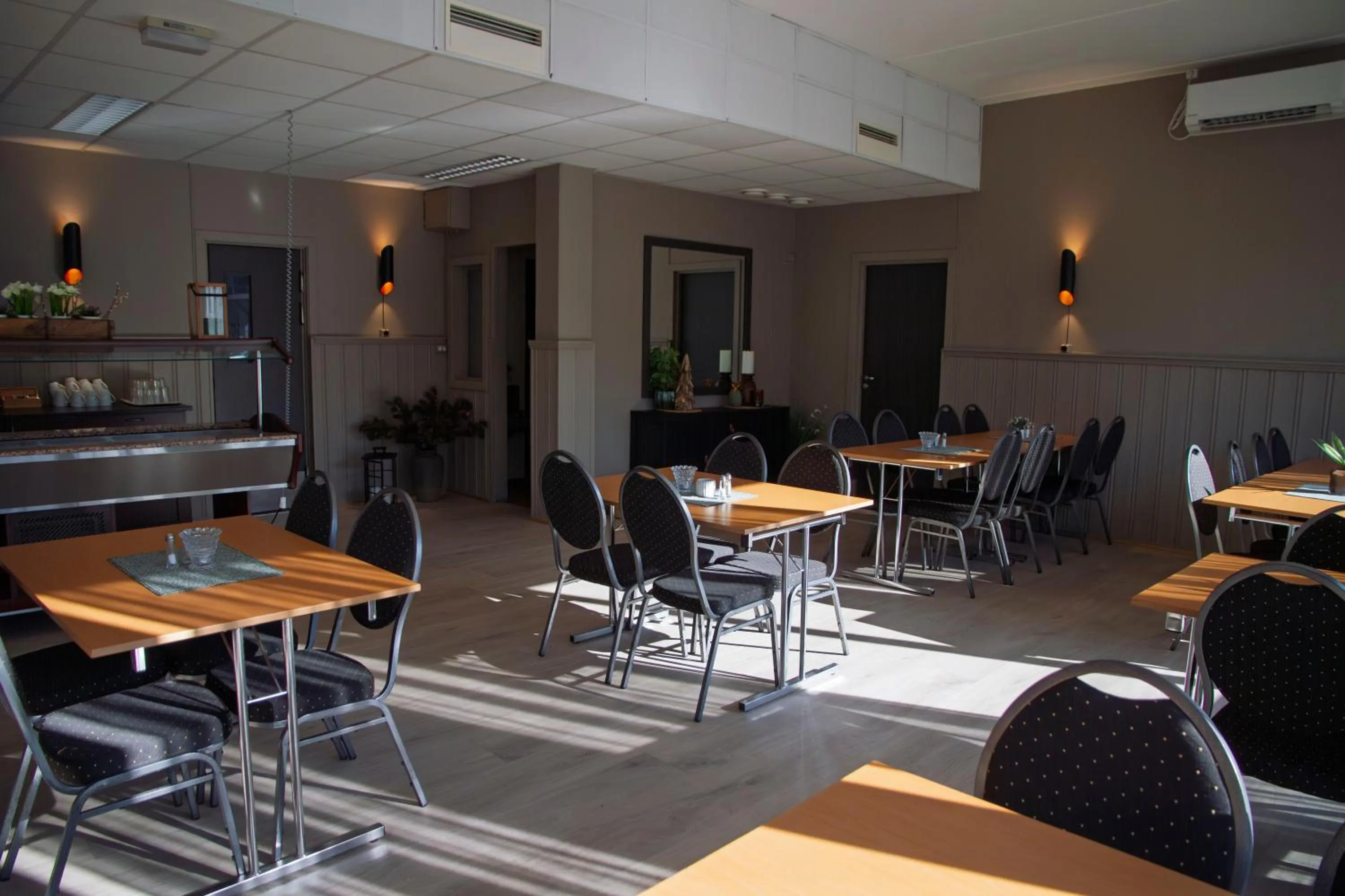 Restaurant/places to eat in Trudvang Apartment Hotel
