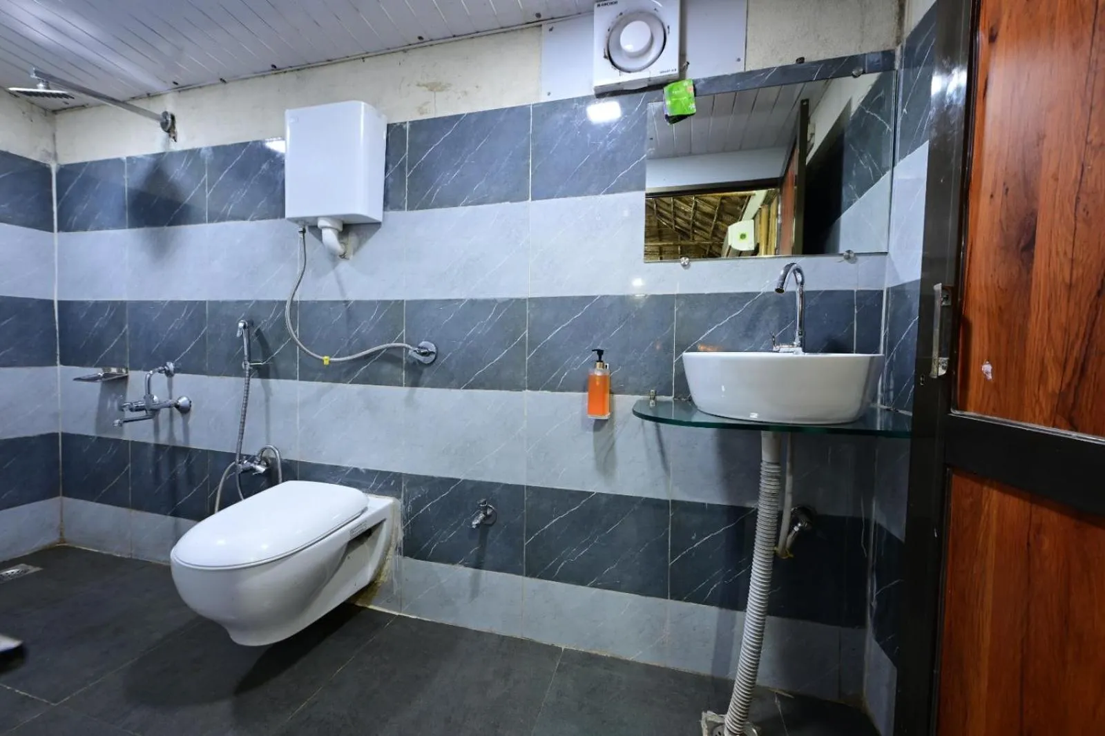 Shower in Hotel Happy Forest Inn