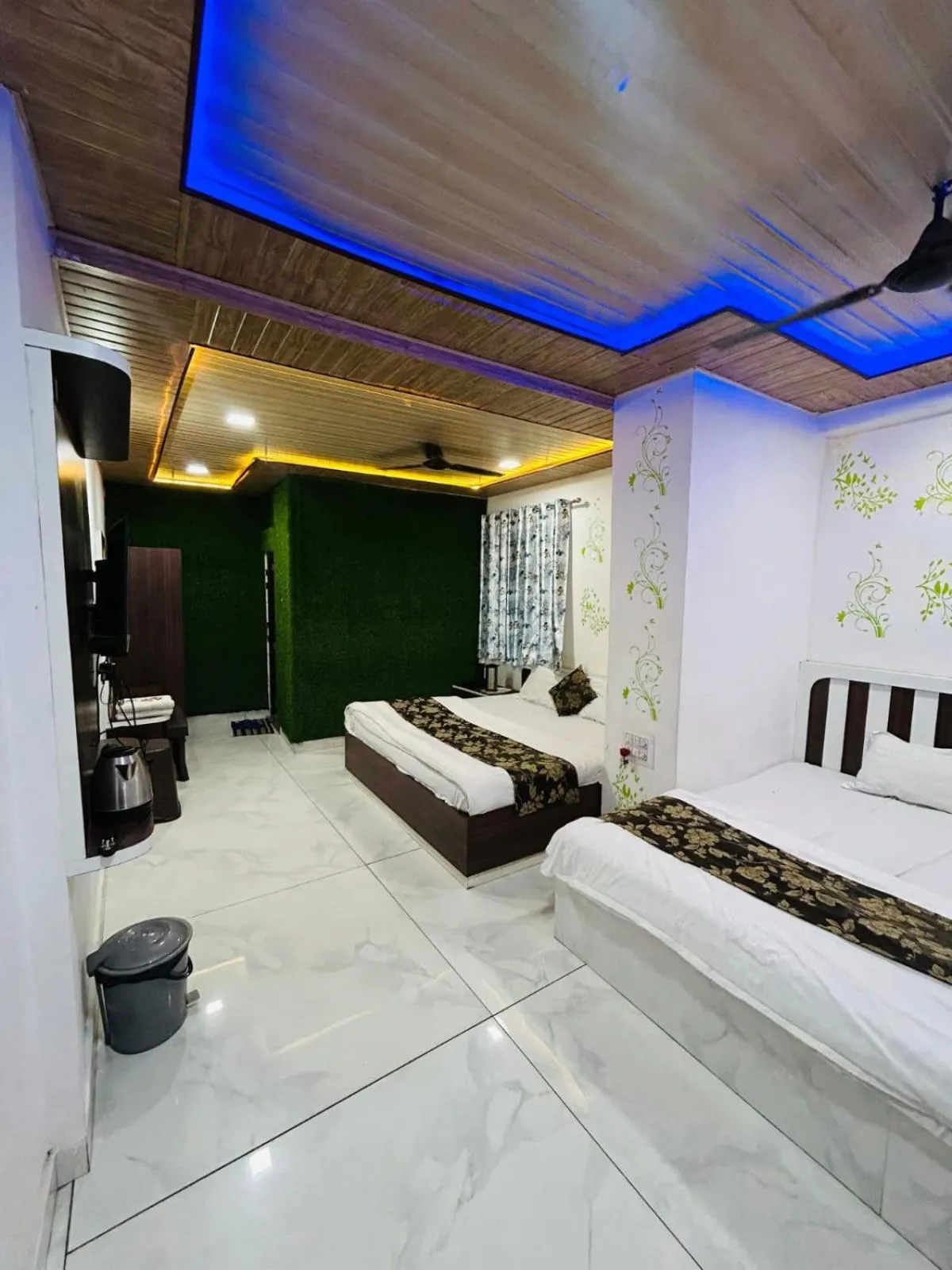 Bed in Hotel Happy Forest Inn