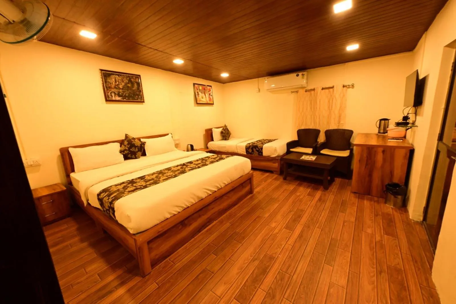 Bed in Hotel Happy Forest Inn