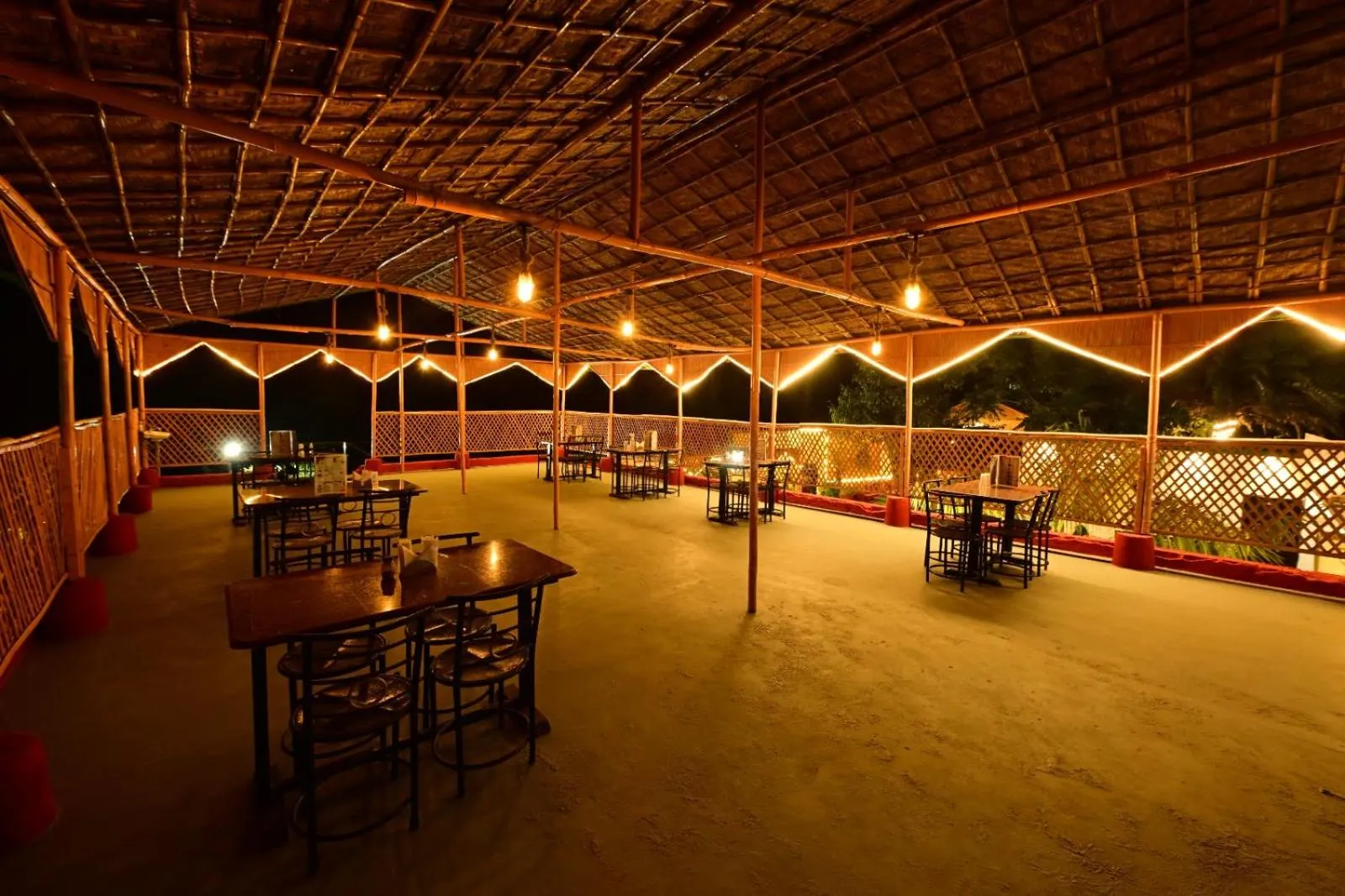 Restaurant/places to eat in Hotel Happy Forest Inn