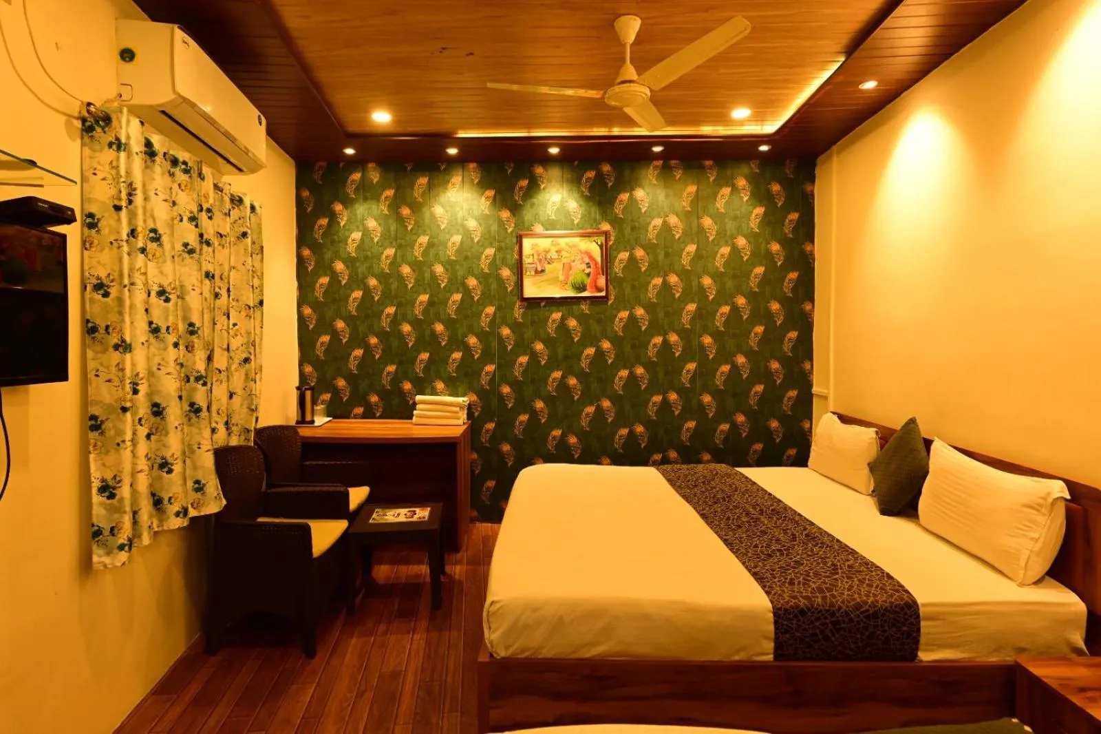 Bed in Hotel Happy Forest Inn