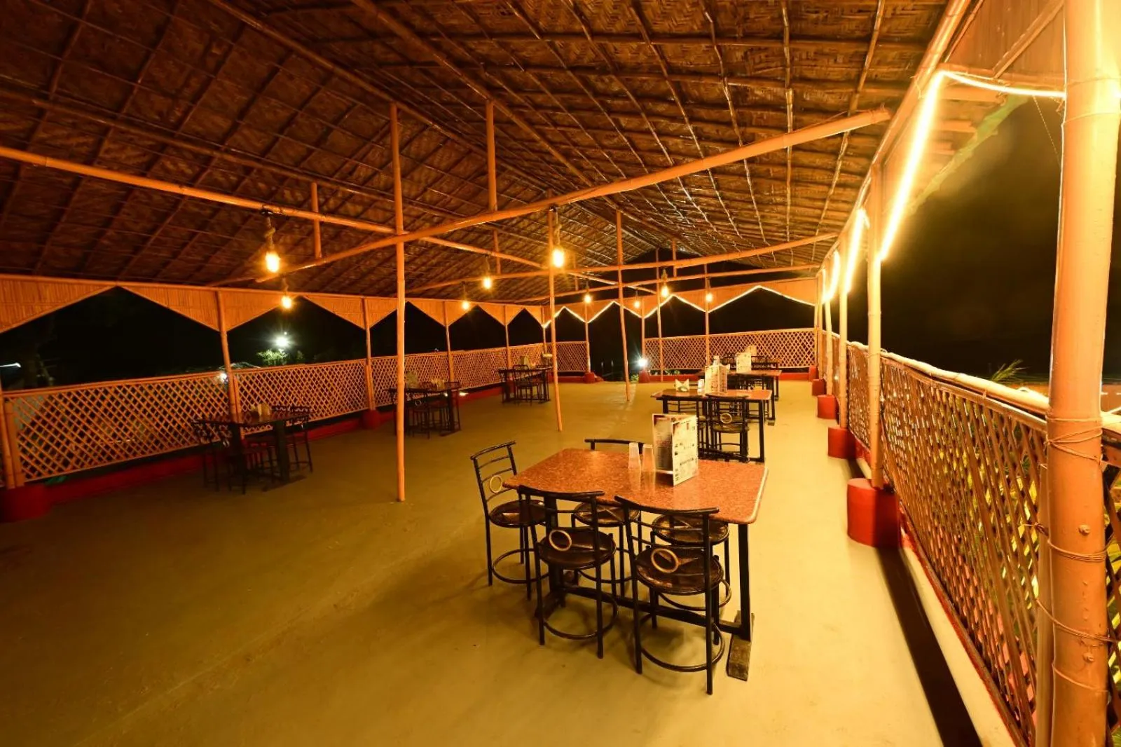 Restaurant/places to eat in Hotel Happy Forest Inn