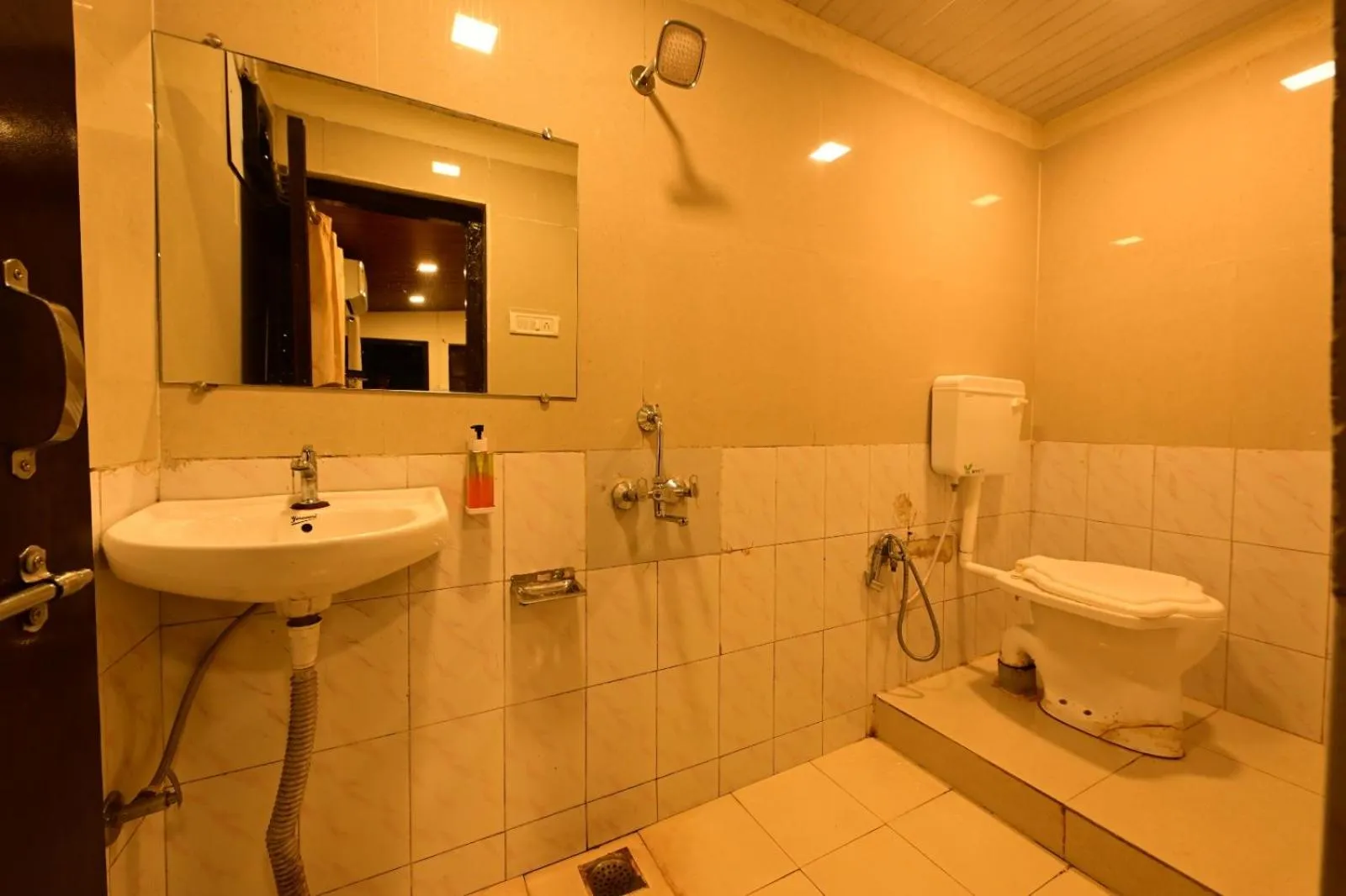 Toilet in Hotel Happy Forest Inn